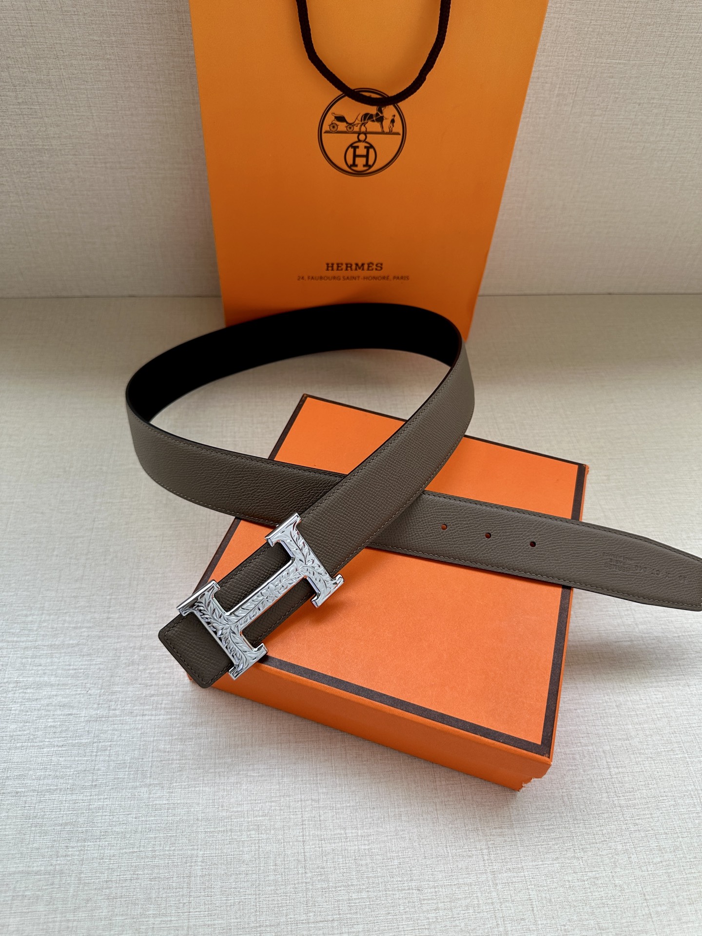 宽度:3.8 爱马仕—-意大利进口头层手掌纹 可用搭配真空电镀雕花纯铜 经典款式，专柜有售，市场顶级品质