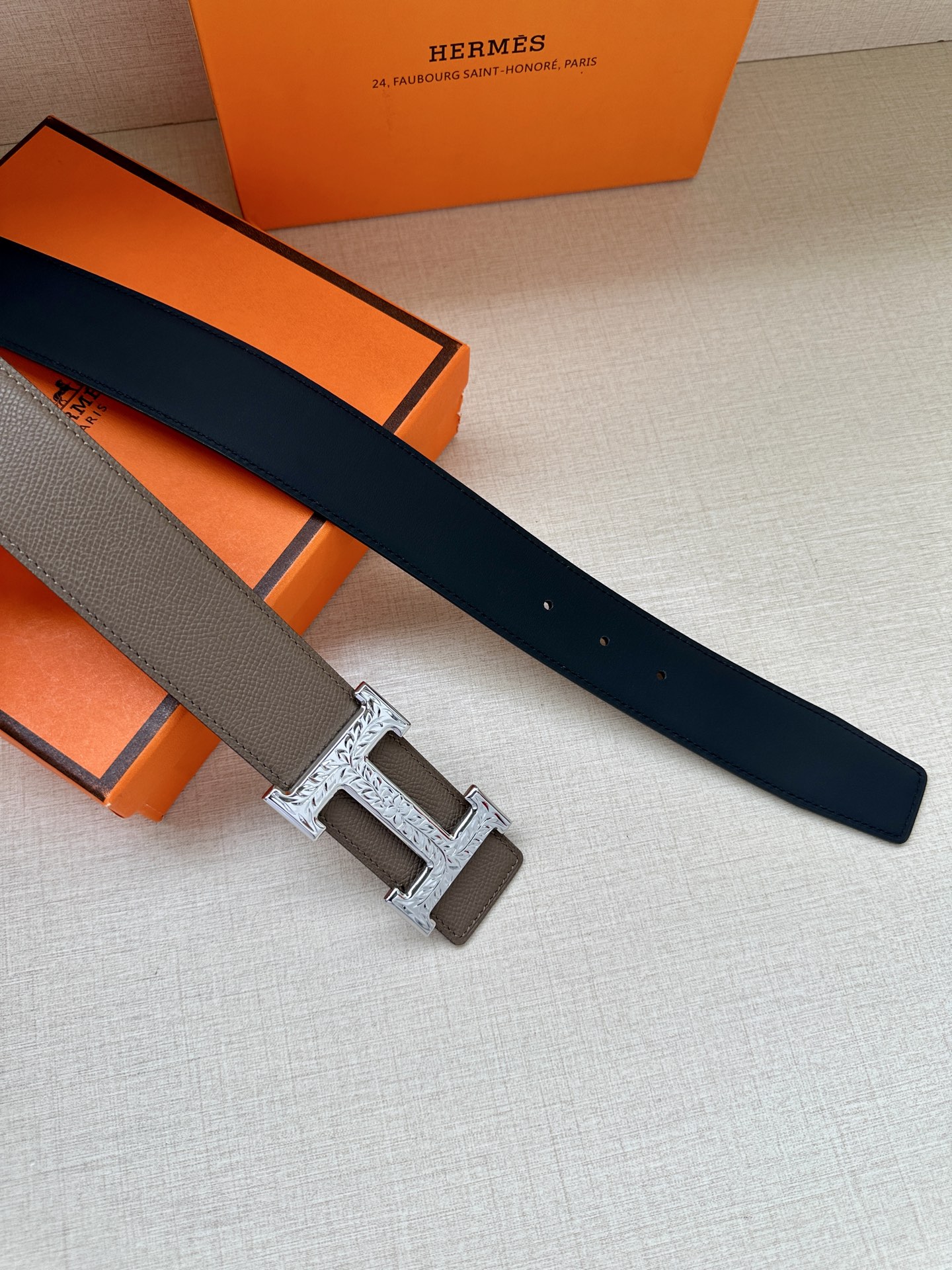 宽度:3.8 爱马仕—-意大利进口头层手掌纹 可用搭配真空电镀雕花纯铜 经典款式，专柜有售，市场顶级品质