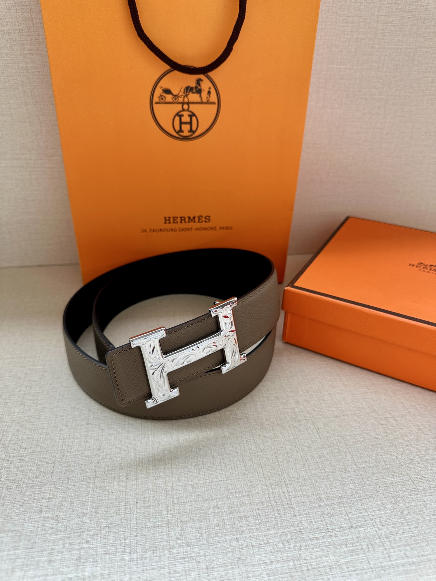 宽度:3.8 爱马仕—-意大利进口头层手掌纹 可用搭配真空电镀雕花纯铜 经典款式，专柜有售，市场顶级品质