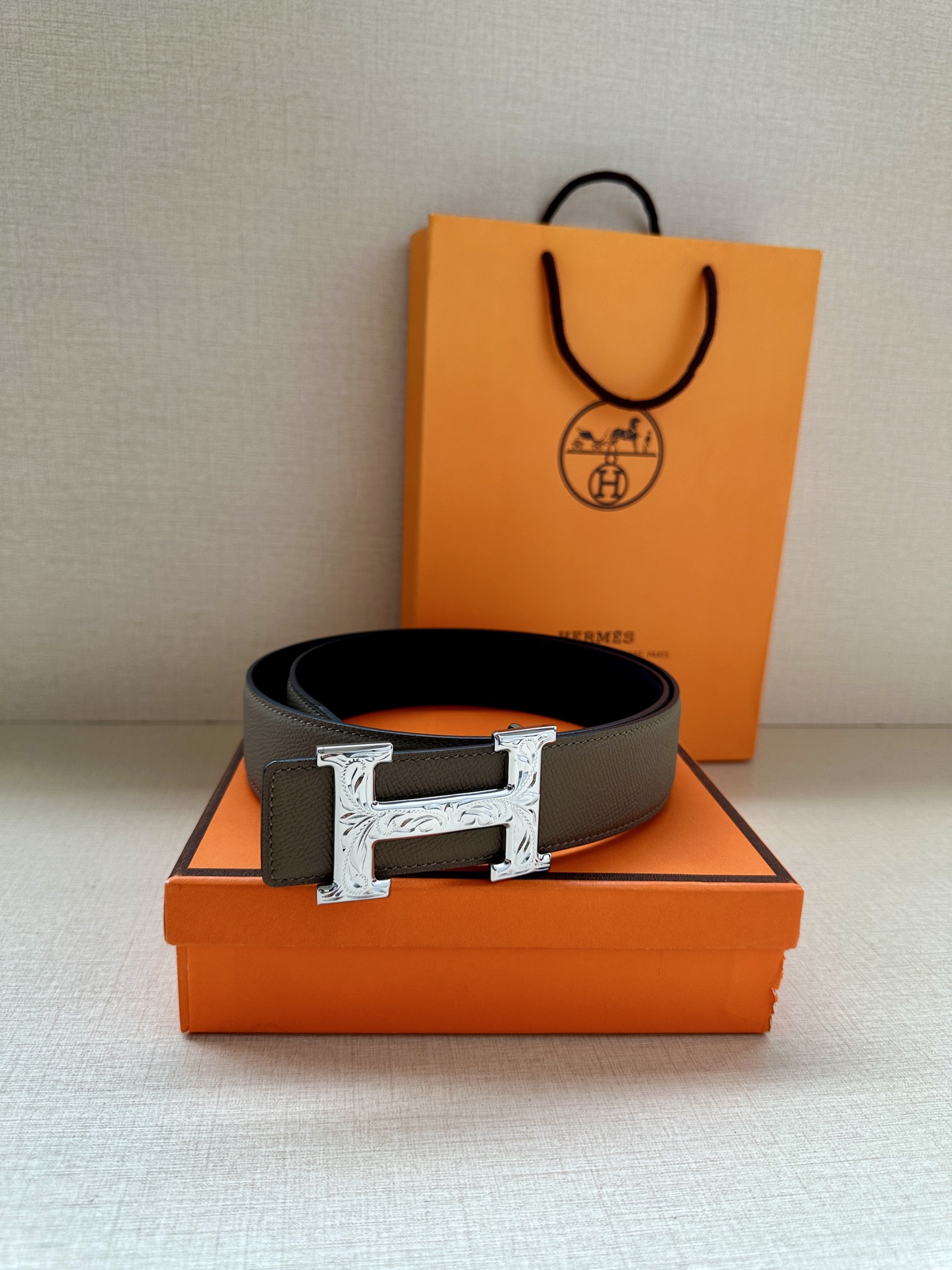 宽度:3.8 爱马仕—-意大利进口头层手掌纹 可用搭配真空电镀雕花纯铜 经典款式，专柜有售，市场顶级品质