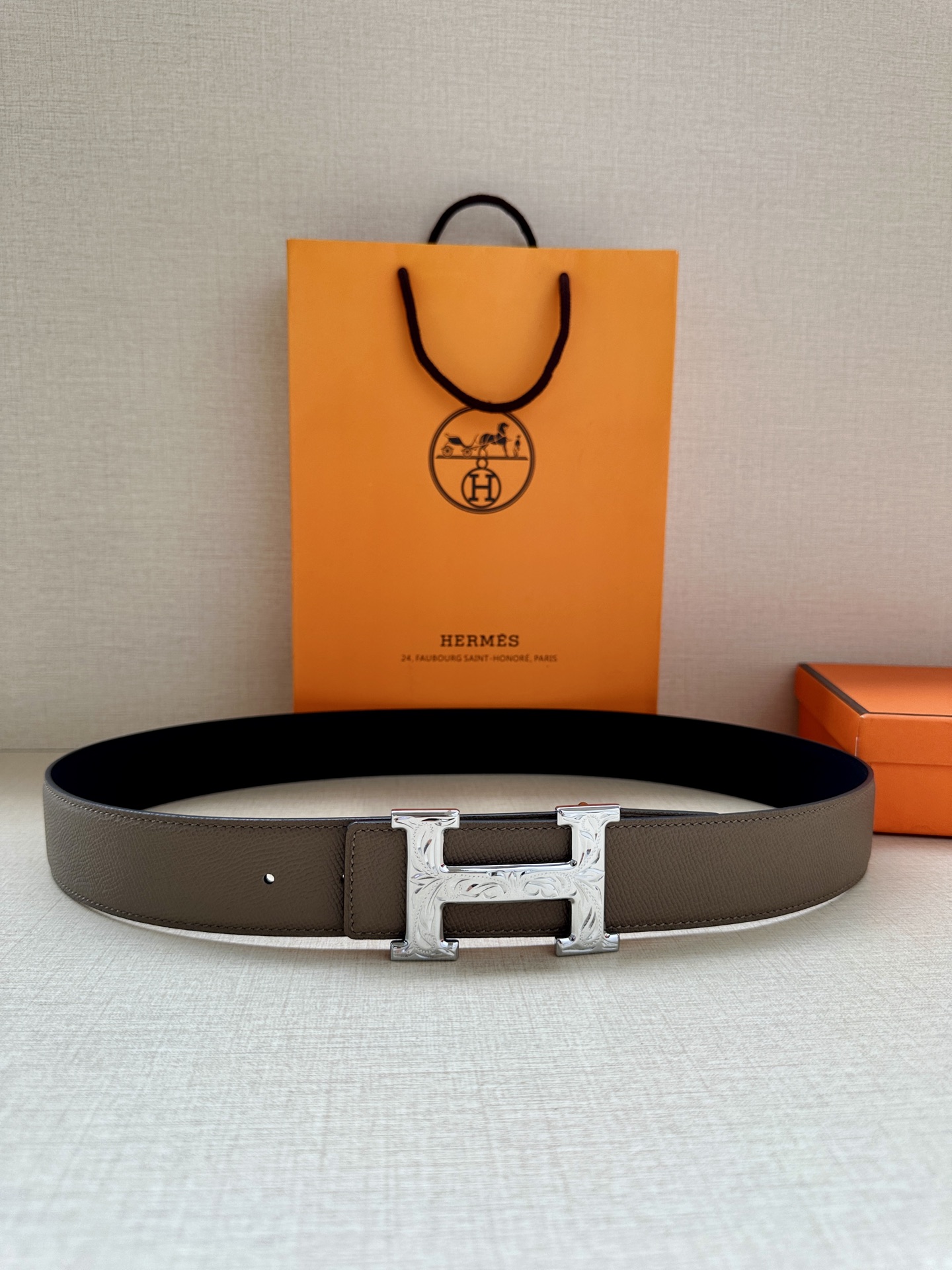 宽度:3.8 爱马仕—-意大利进口头层手掌纹 可用搭配真空电镀雕花纯铜 经典款式，专柜有售，市场顶级品质