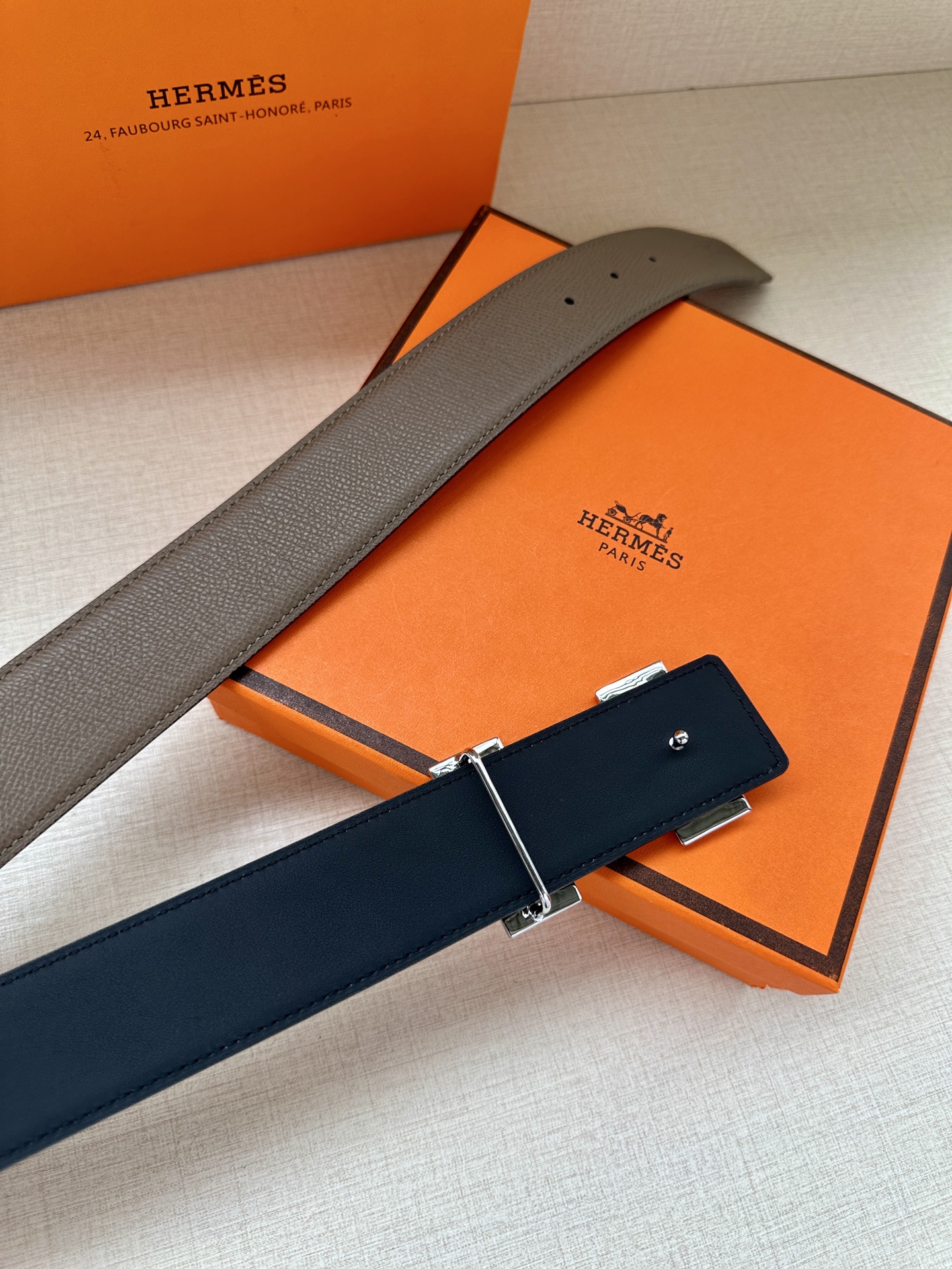 宽度:3.8 爱马仕—-意大利进口头层手掌纹 可用搭配真空电镀雕花纯铜 经典款式，专柜有售，市场顶级品质