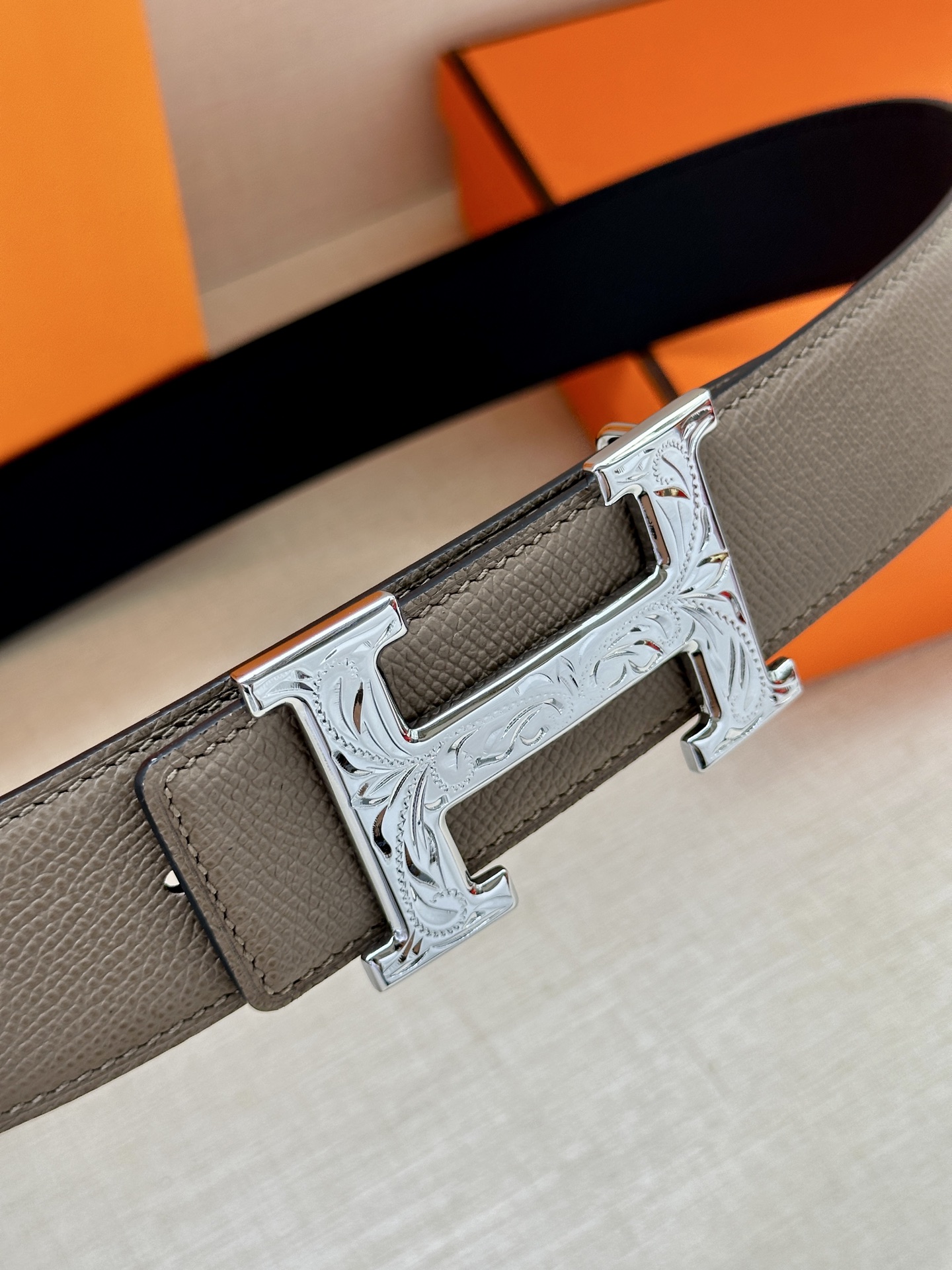 宽度:3.8 爱马仕—-意大利进口头层手掌纹 可用搭配真空电镀雕花纯铜 经典款式，专柜有售，市场顶级品质