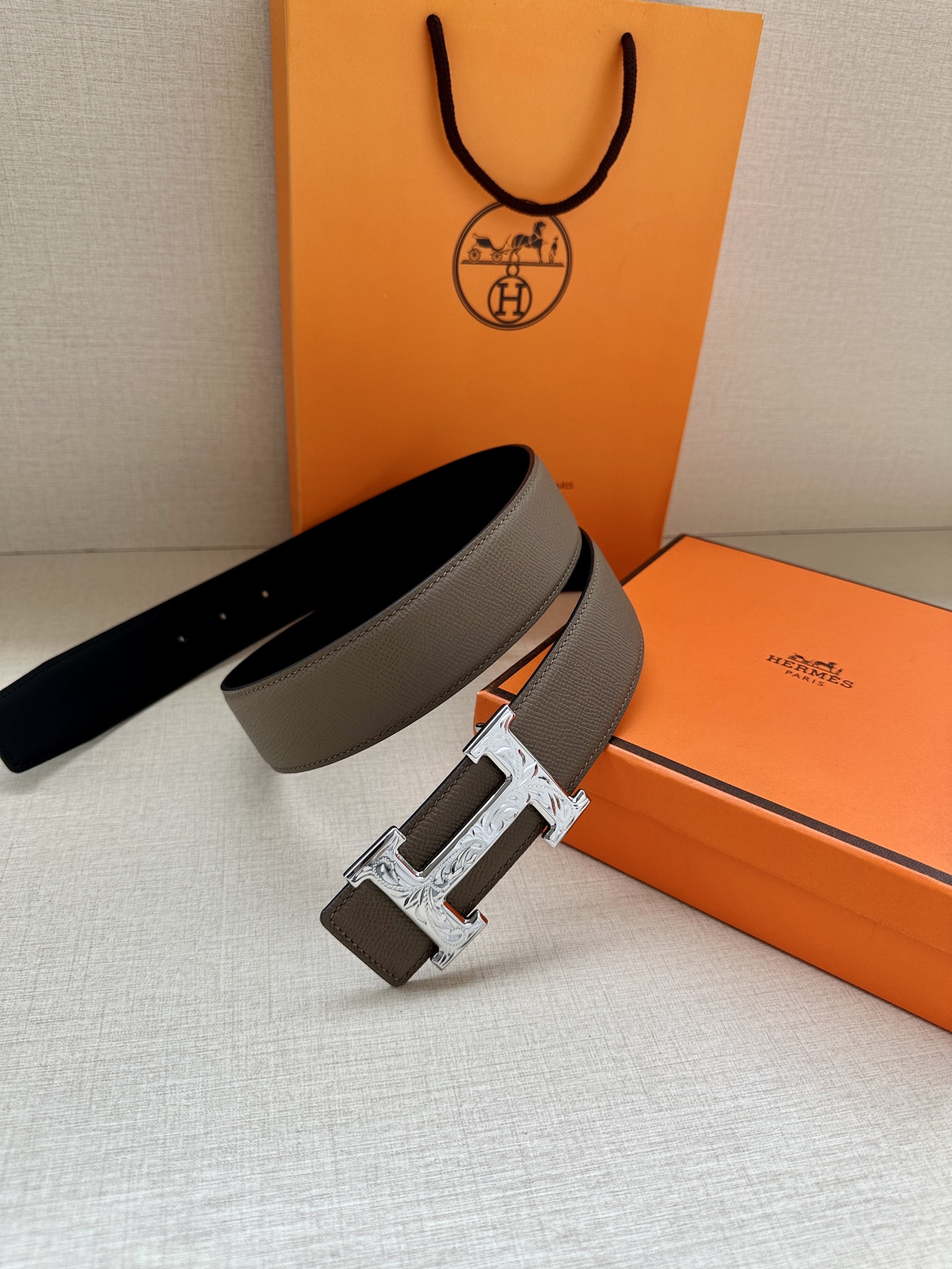 宽度:3.8 爱马仕—-意大利进口头层手掌纹 可用搭配真空电镀雕花纯铜 经典款式，专柜有售，市场顶级品质