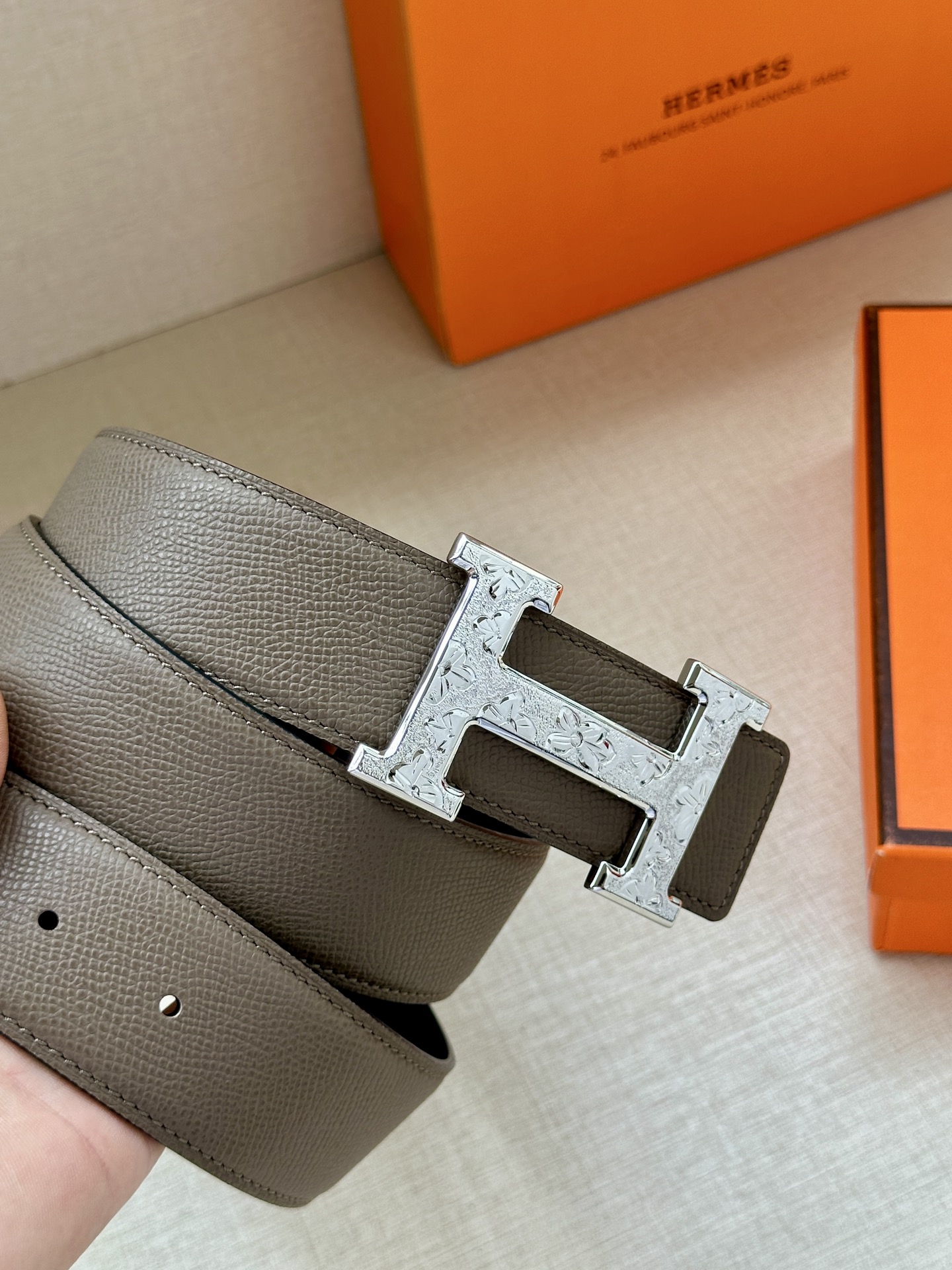 宽度:3.8 爱马仕—-意大利进口头层手掌纹 可用搭配真空电镀雕花纯铜 经典款式，专柜有售，市场顶级品质