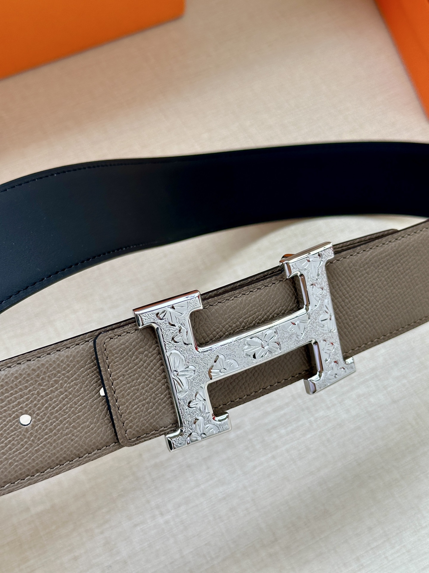 宽度:3.8 爱马仕—-意大利进口头层手掌纹 可用搭配真空电镀雕花纯铜 经典款式，专柜有售，市场顶级品质