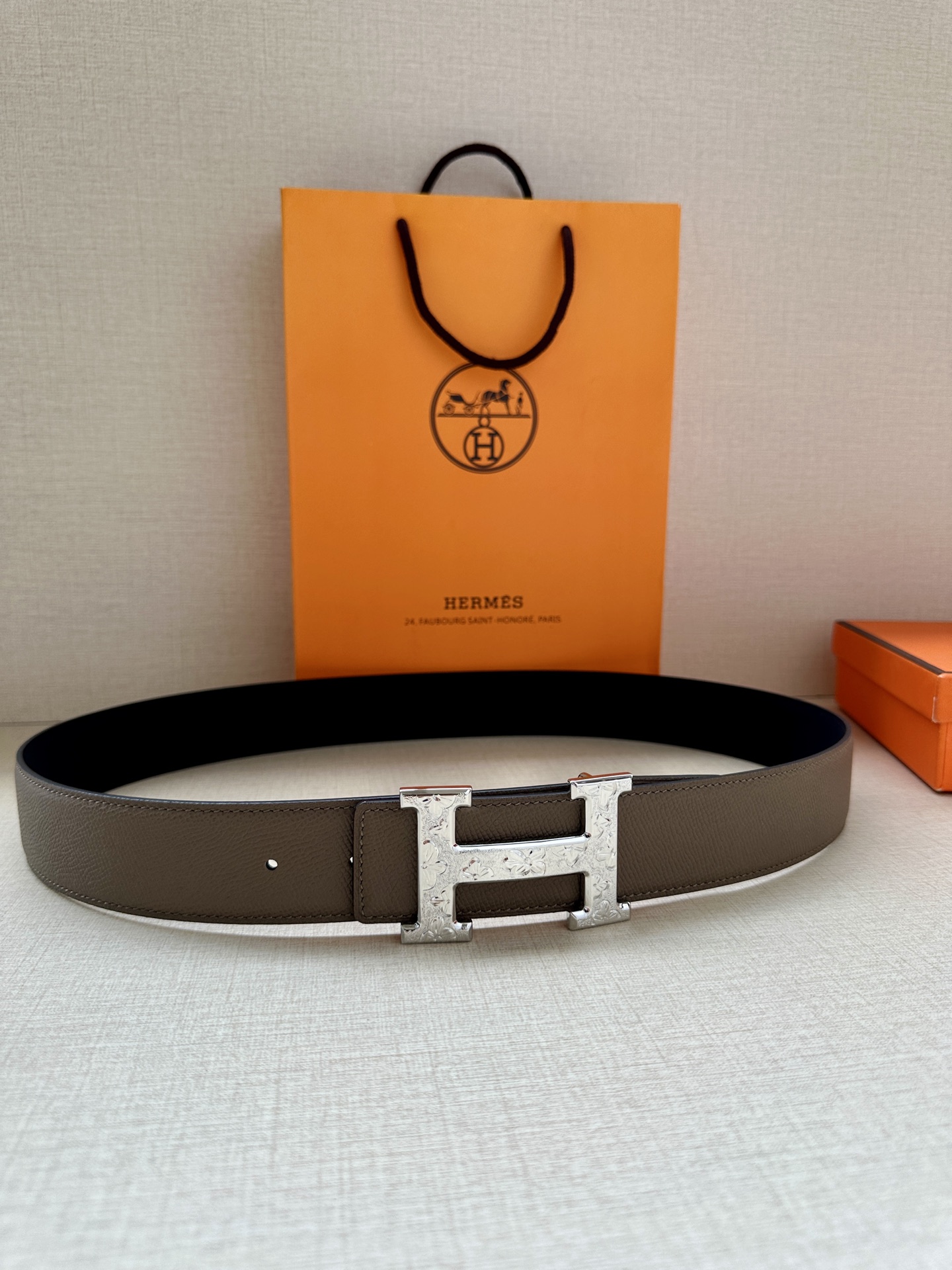 宽度:3.8 爱马仕—-意大利进口头层手掌纹 可用搭配真空电镀雕花纯铜 经典款式，专柜有售，市场顶级品质