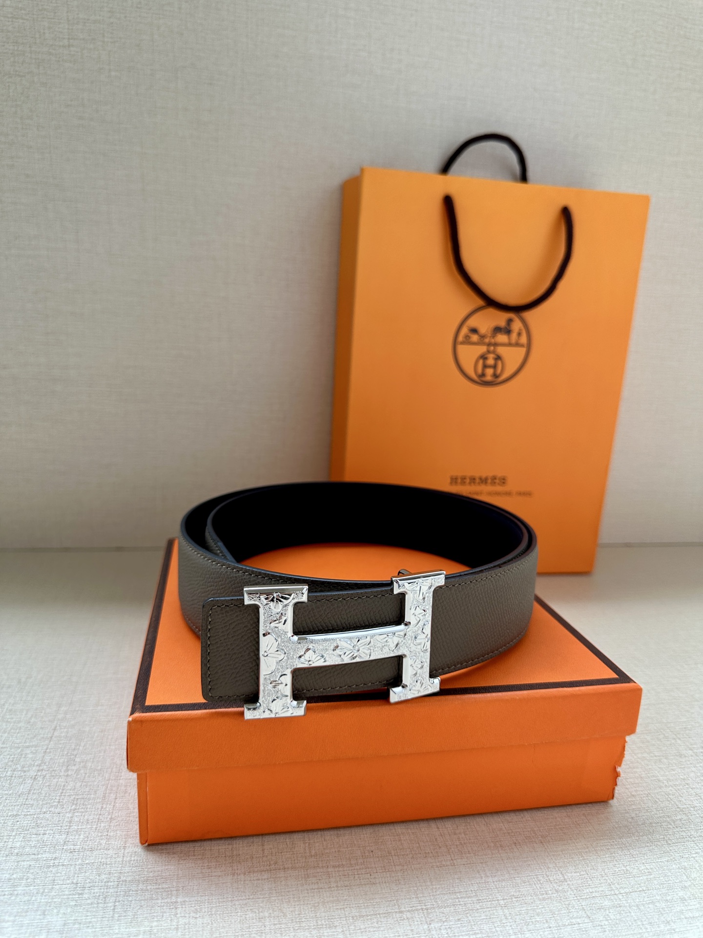 宽度:3.8 爱马仕—-意大利进口头层手掌纹 可用搭配真空电镀雕花纯铜 经典款式，专柜有售，市场顶级品质