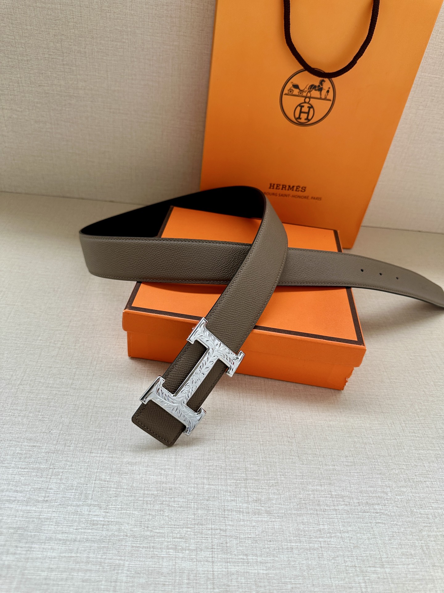 宽度:3.8 爱马仕—-意大利进口头层手掌纹 可用搭配真空电镀雕花纯铜 经典款式，专柜有售，市场顶级品质