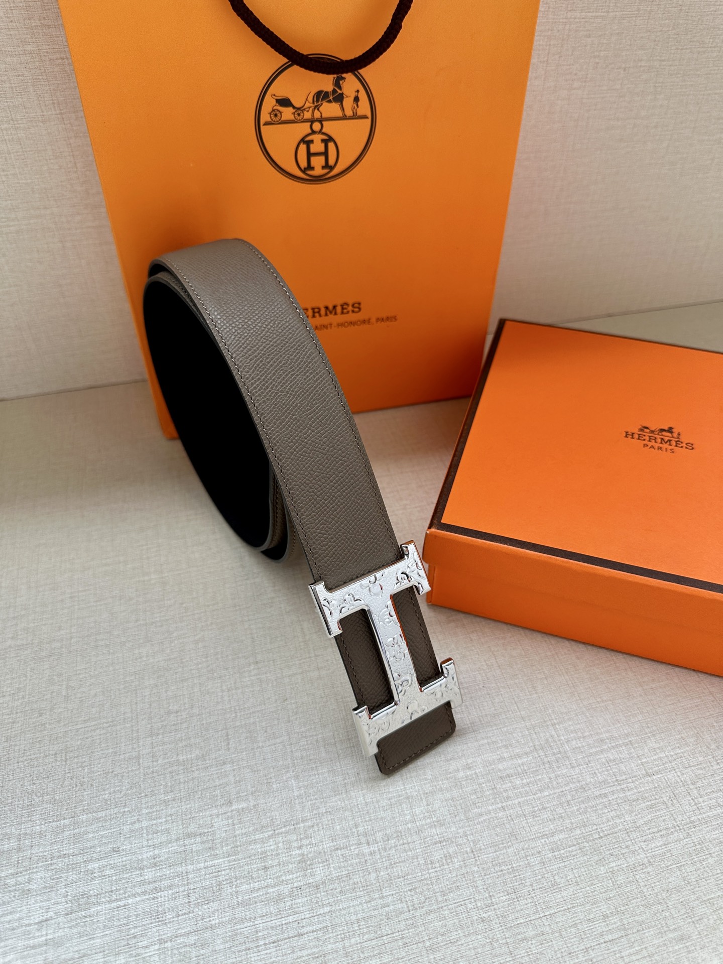 宽度:3.8 爱马仕—-意大利进口头层手掌纹 可用搭配真空电镀雕花纯铜 经典款式，专柜有售，市场顶级品质