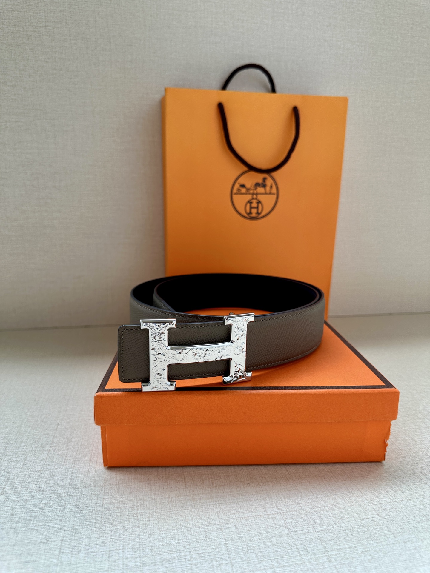 宽度:3.8 爱马仕—-意大利进口头层手掌纹 可用搭配真空电镀雕花纯铜 经典款式，专柜有售，市场顶级品质