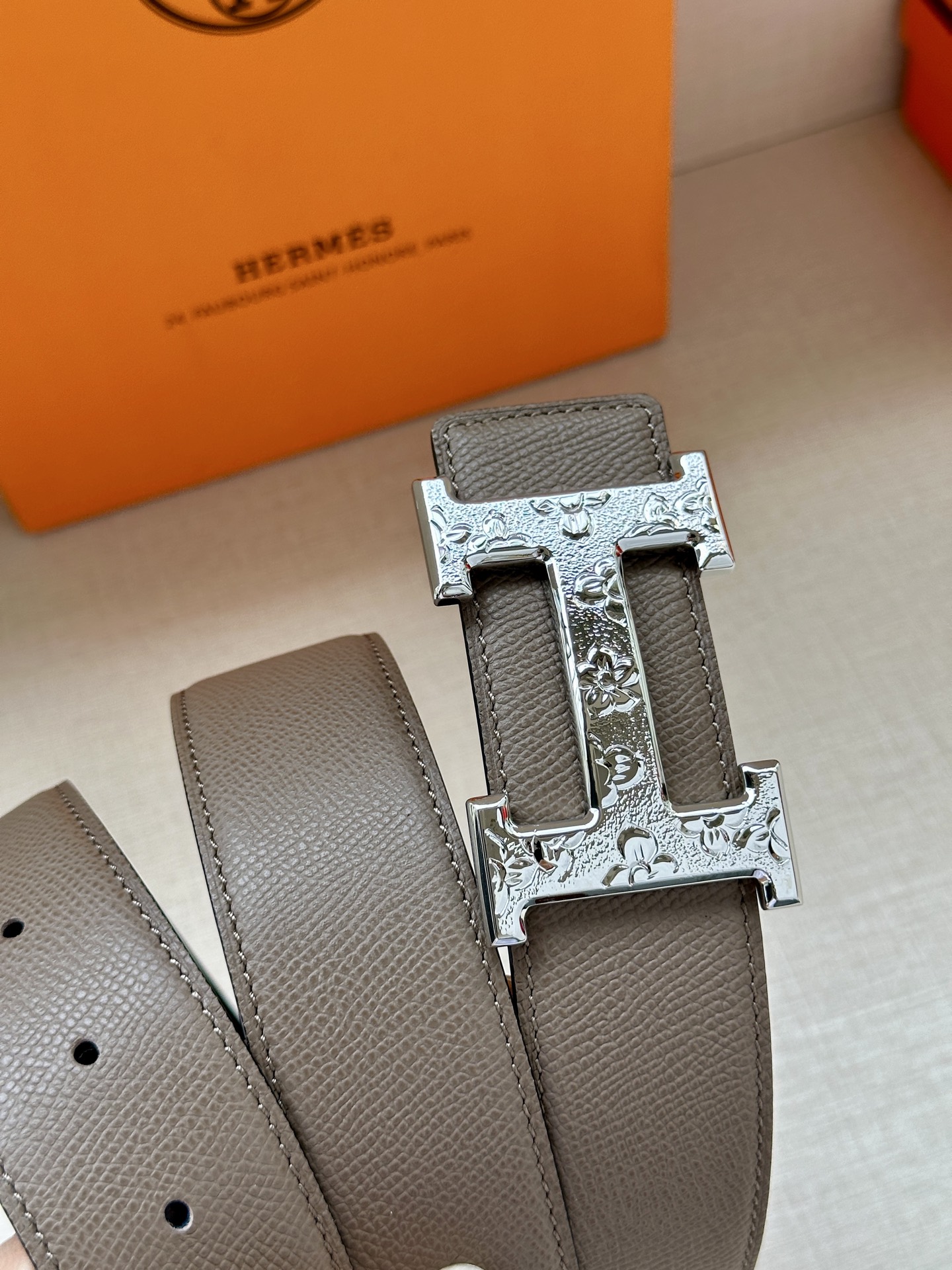 宽度:3.8 爱马仕—-意大利进口头层手掌纹 可用搭配真空电镀雕花纯铜 经典款式，专柜有售，市场顶级品质