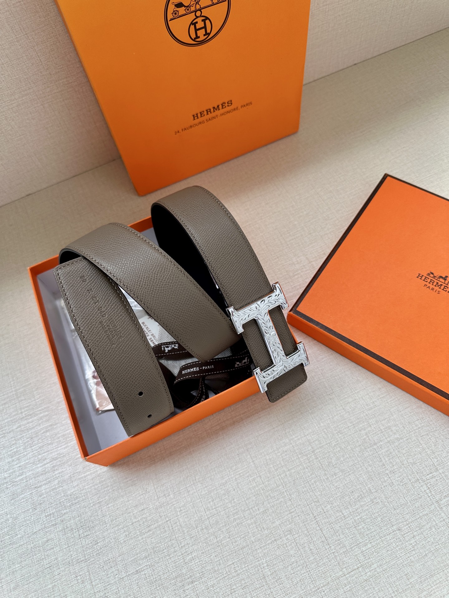 宽度:3.8 爱马仕—-意大利进口头层手掌纹 可用搭配真空电镀雕花纯铜 经典款式，专柜有售，市场顶级品质