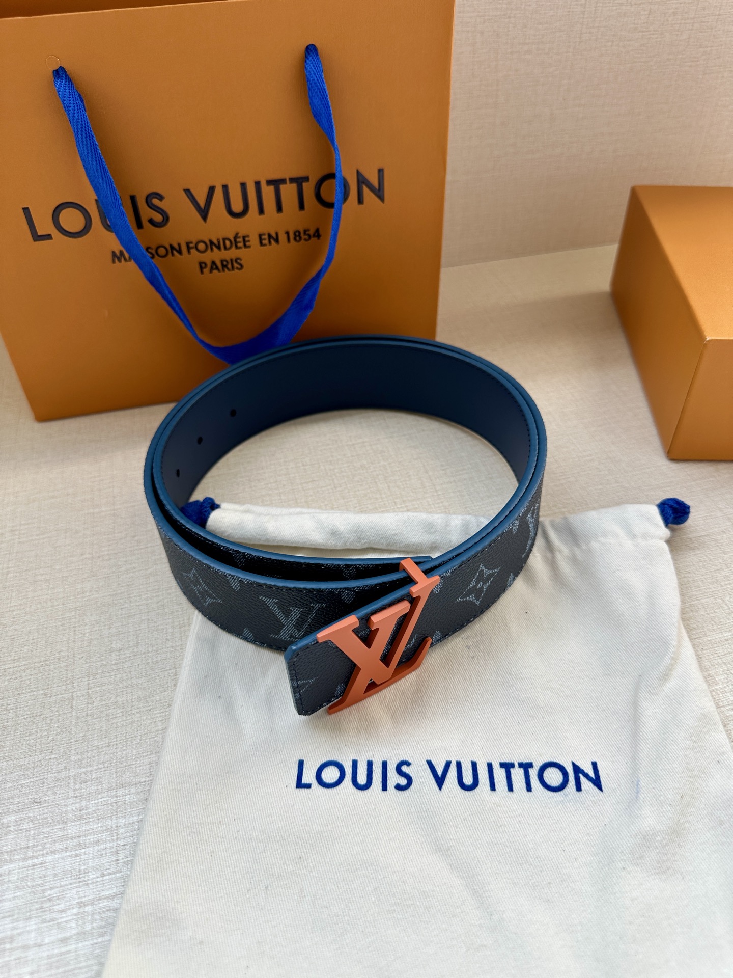 4.0宽 LOUIS VUITTON深蓝色皮带，经典Monogram浅灰印花，醒目的烤漆金属LV扣头。优