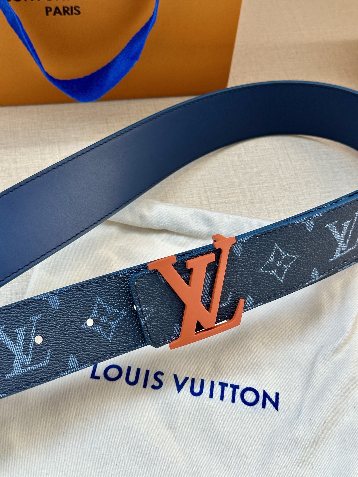 4.0宽 LOUIS VUITTON深蓝色皮带，经典Monogram浅灰印花，醒目的烤漆金属LV扣头。优