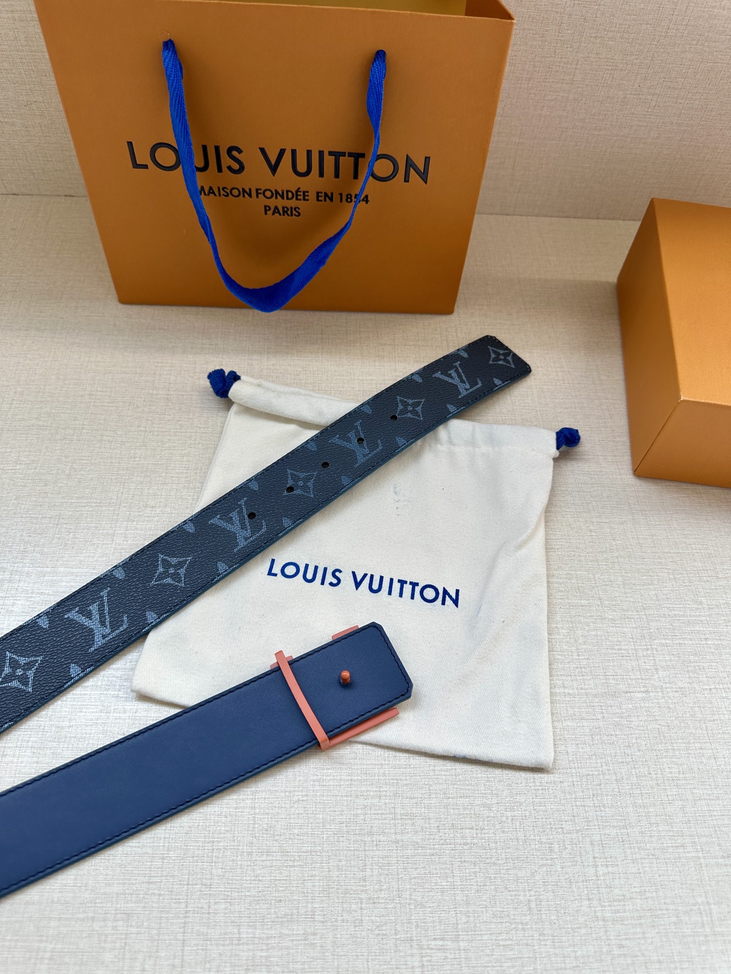 4.0宽 LOUIS VUITTON深蓝色皮带，经典Monogram浅灰印花，醒目的烤漆金属LV扣头。优