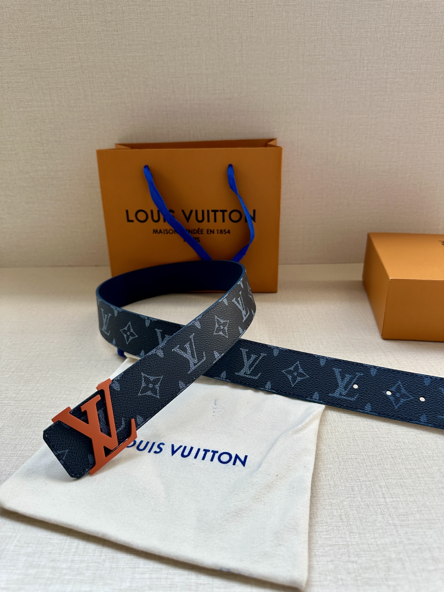 4.0宽 LOUIS VUITTON深蓝色皮带，经典Monogram浅灰印花，醒目的烤漆金属LV扣头。优