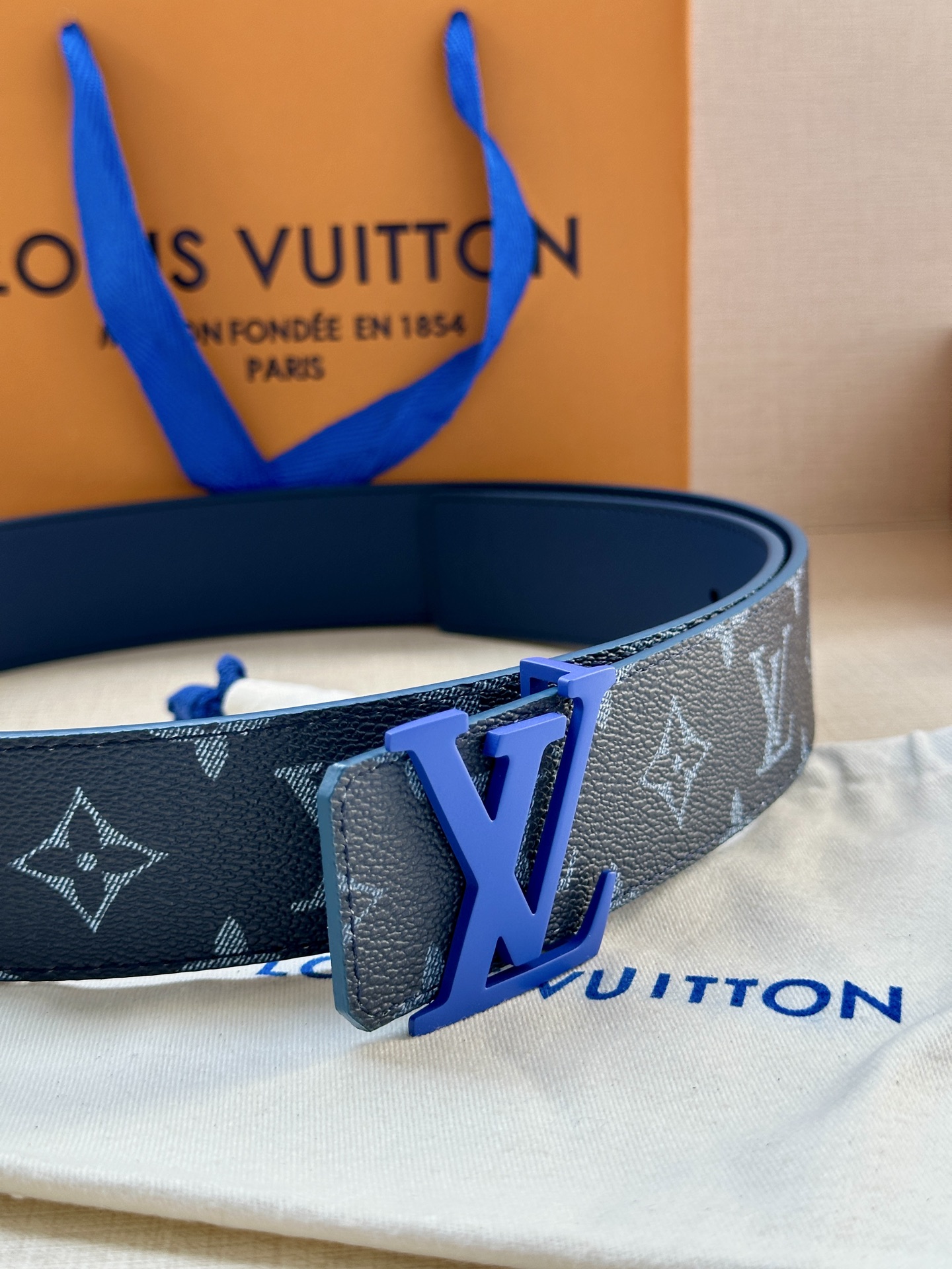 4.0宽 LOUIS VUITTON深蓝色皮带，经典Monogram浅灰印花，醒目的烤漆金属LV扣头。优