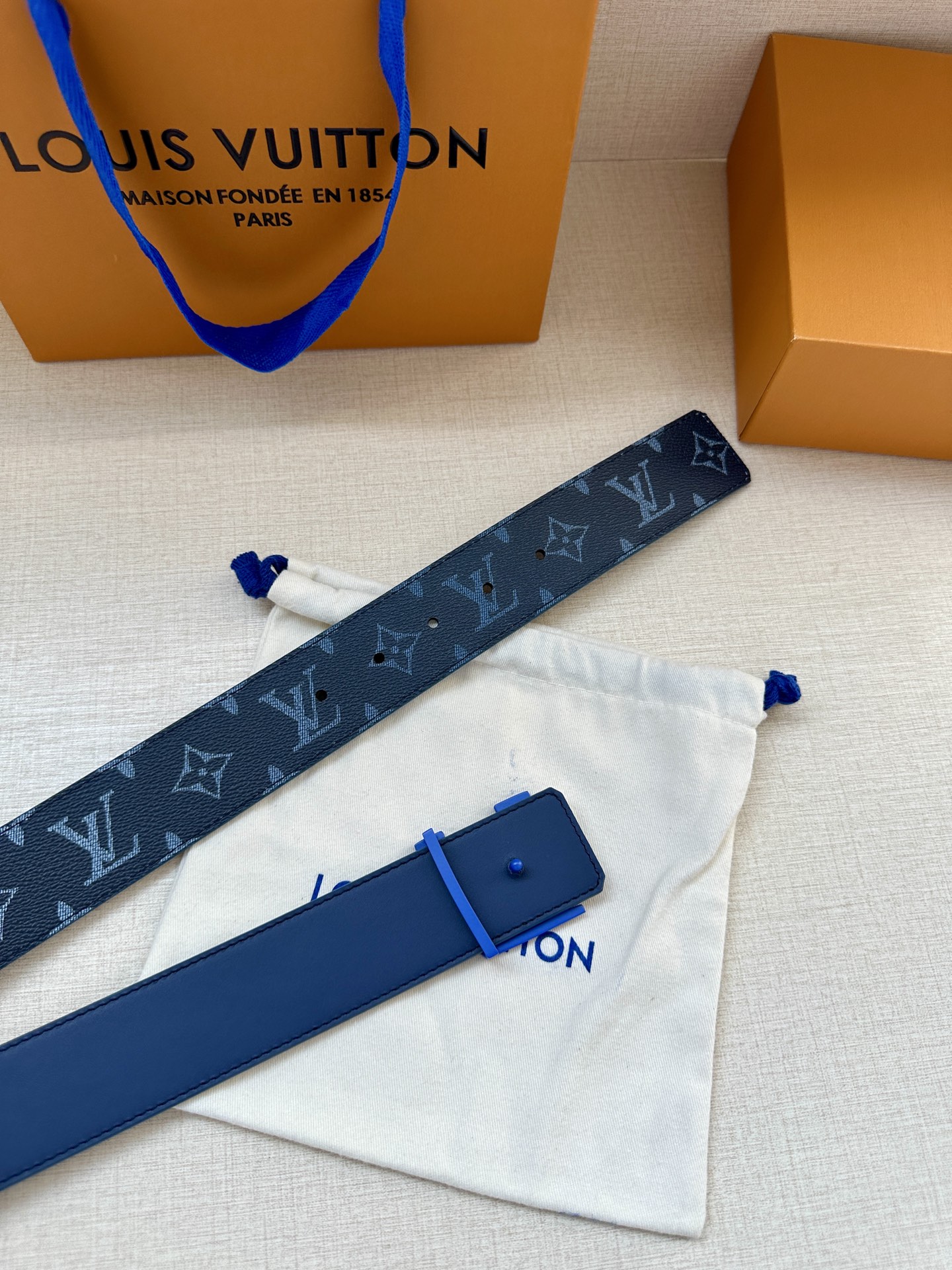 4.0宽 LOUIS VUITTON深蓝色皮带，经典Monogram浅灰印花，醒目的烤漆金属LV扣头。优
