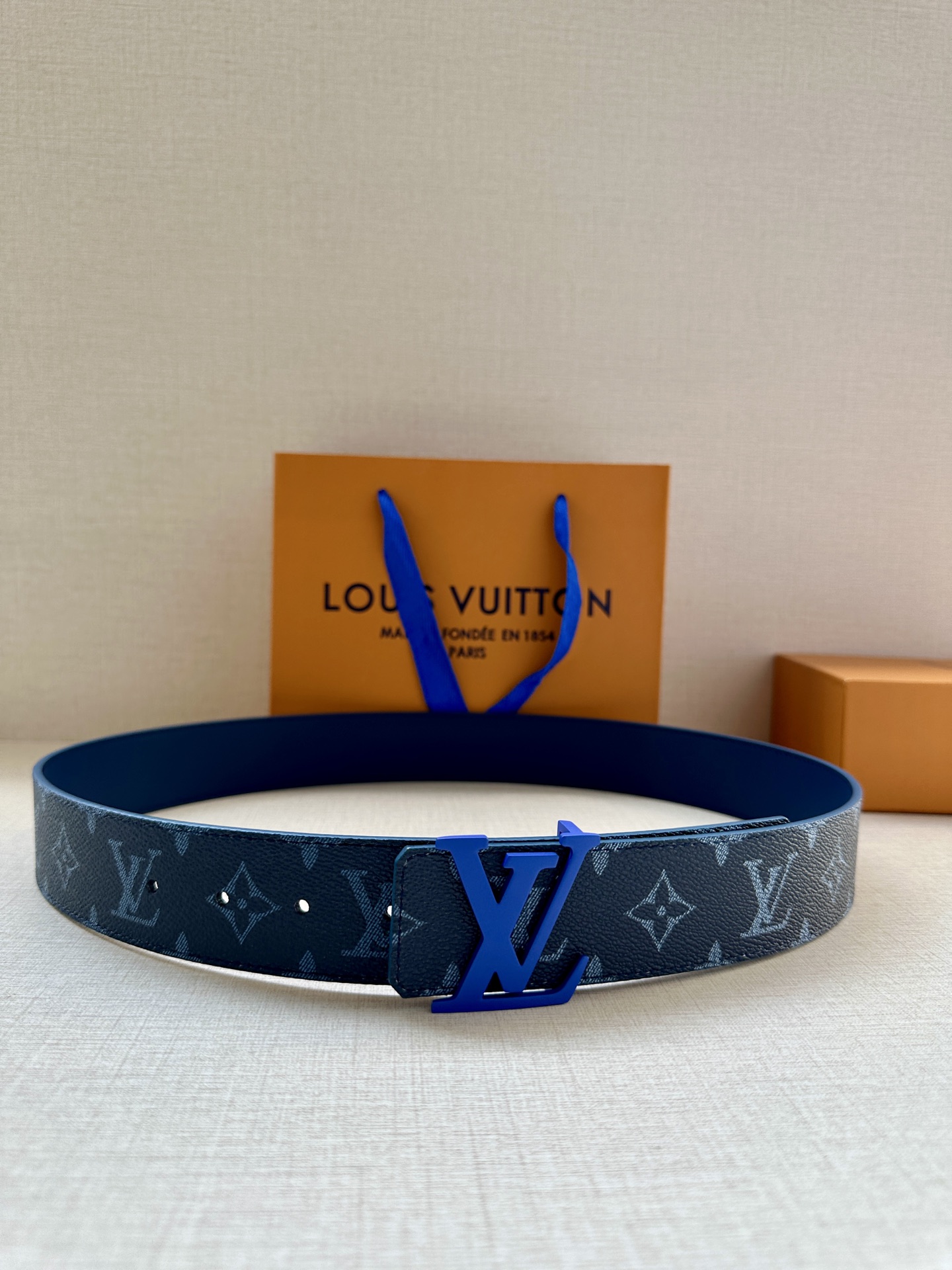 4.0宽 LOUIS VUITTON深蓝色皮带，经典Monogram浅灰印花，醒目的烤漆金属LV扣头。优