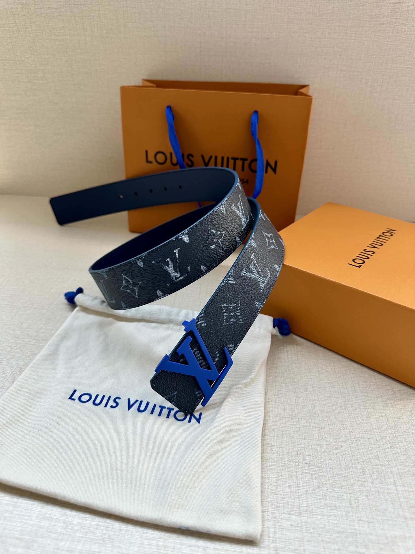 4.0宽 LOUIS VUITTON深蓝色皮带，经典Monogram浅灰印花，醒目的烤漆金属LV扣头。优