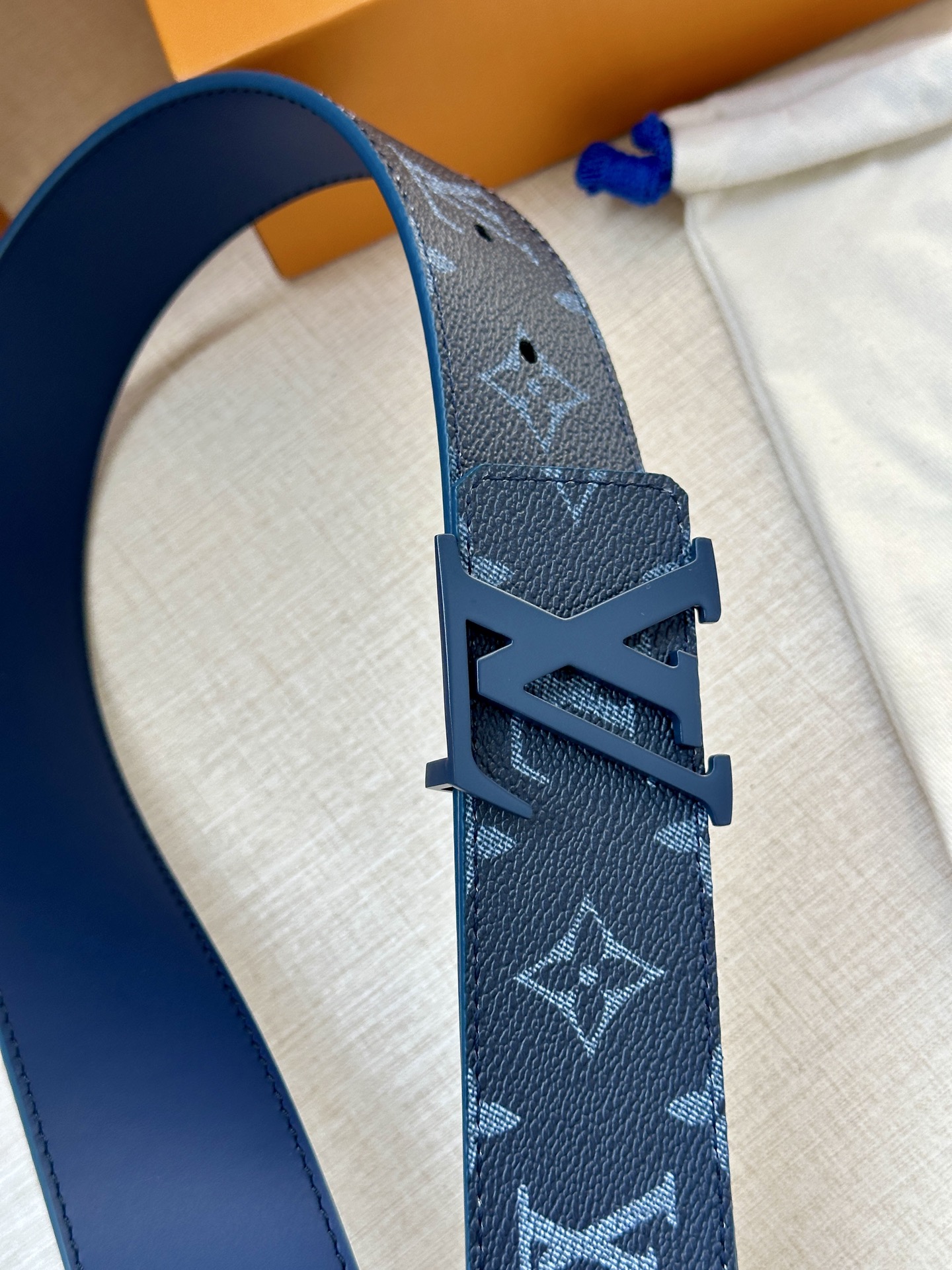 4.0宽 LOUIS VUITTON深蓝色皮带，经典Monogram浅灰印花，醒目的烤漆金属LV扣头。优