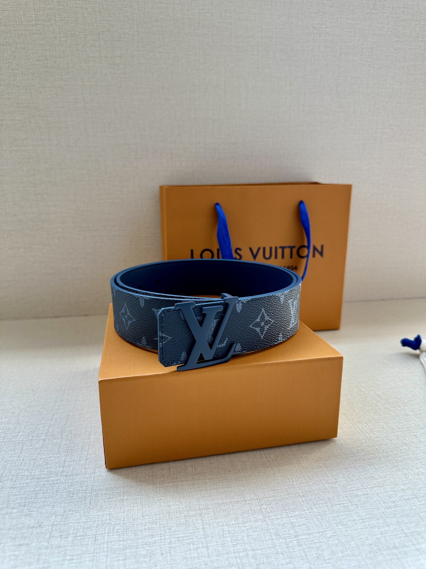 4.0宽 LOUIS VUITTON深蓝色皮带，经典Monogram浅灰印花，醒目的烤漆金属LV扣头。优