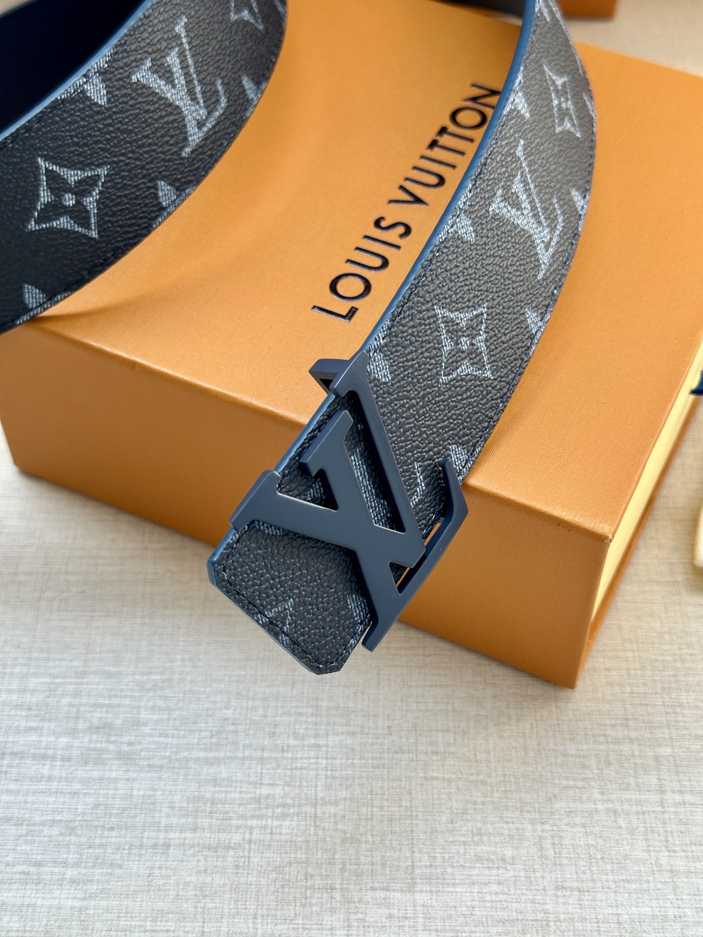 4.0宽 LOUIS VUITTON深蓝色皮带，经典Monogram浅灰印花，醒目的烤漆金属LV扣头。优