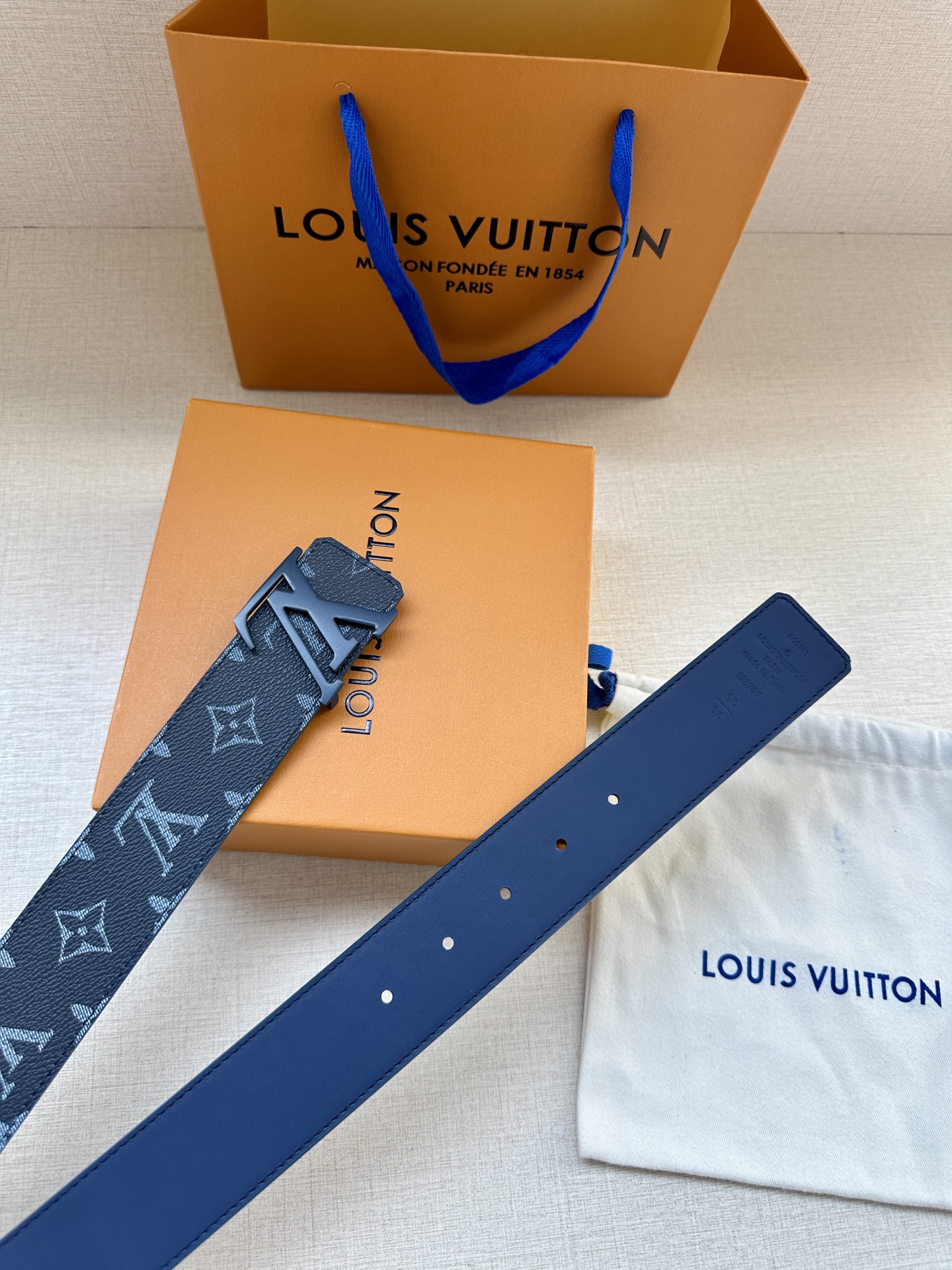 4.0宽 LOUIS VUITTON深蓝色皮带，经典Monogram浅灰印花，醒目的烤漆金属LV扣头。优