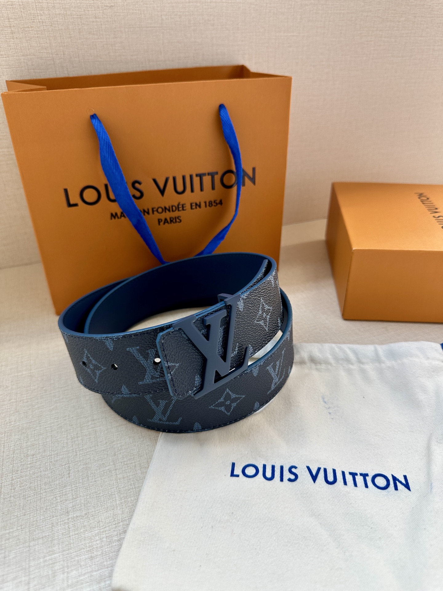 4.0宽 LOUIS VUITTON深蓝色皮带，经典Monogram浅灰印花，醒目的烤漆金属LV扣头。优