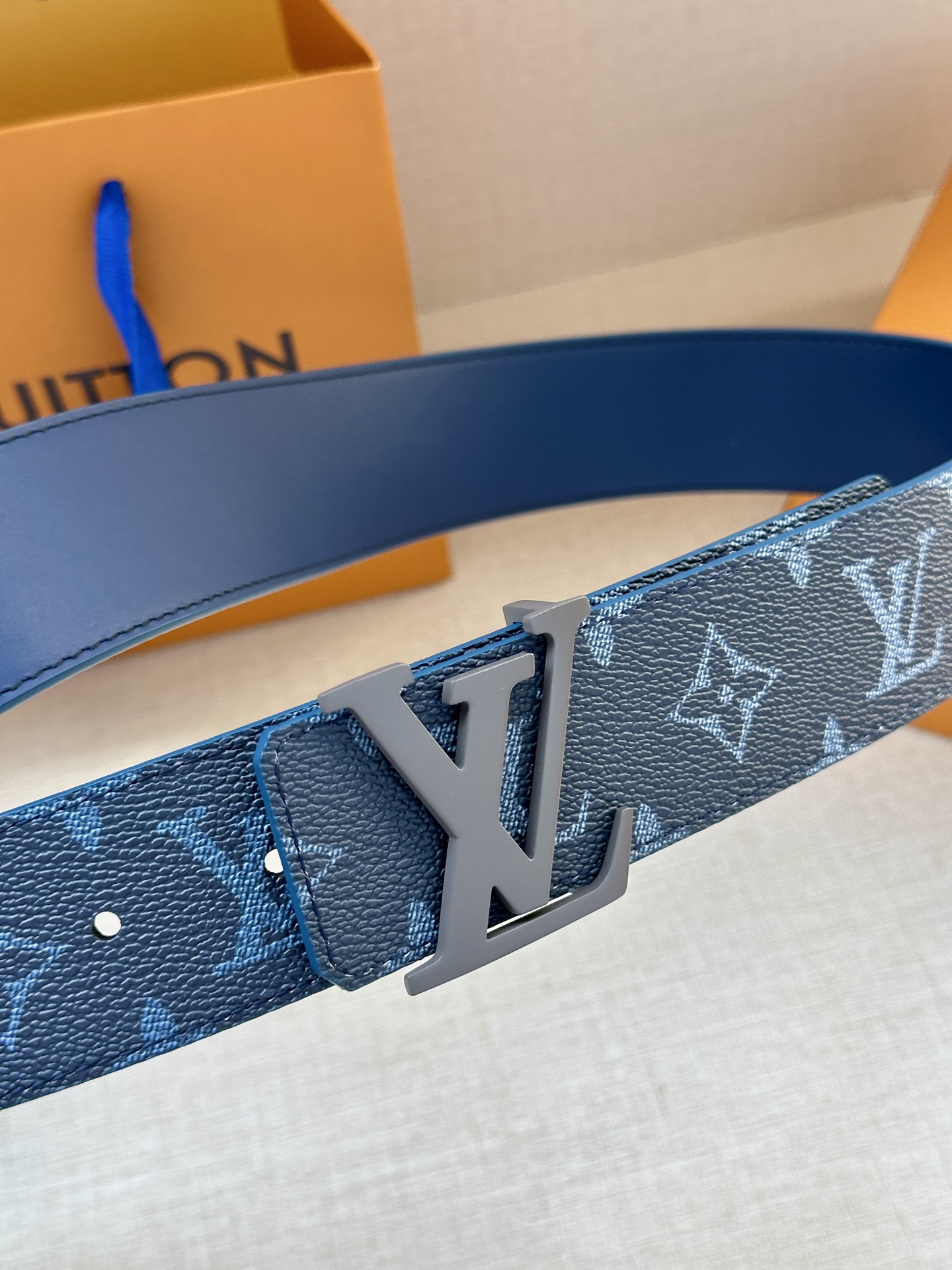 4.0宽 LOUIS VUITTON深蓝色皮带，经典Monogram浅灰印花，醒目的烤漆金属LV扣头。优