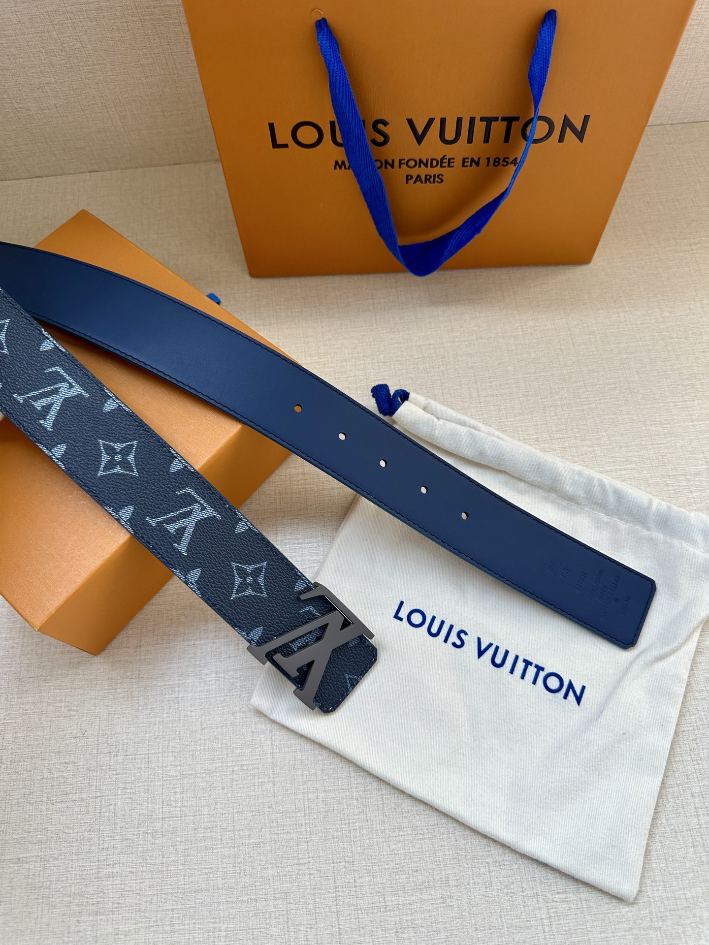 4.0宽 LOUIS VUITTON深蓝色皮带，经典Monogram浅灰印花，醒目的烤漆金属LV扣头。优