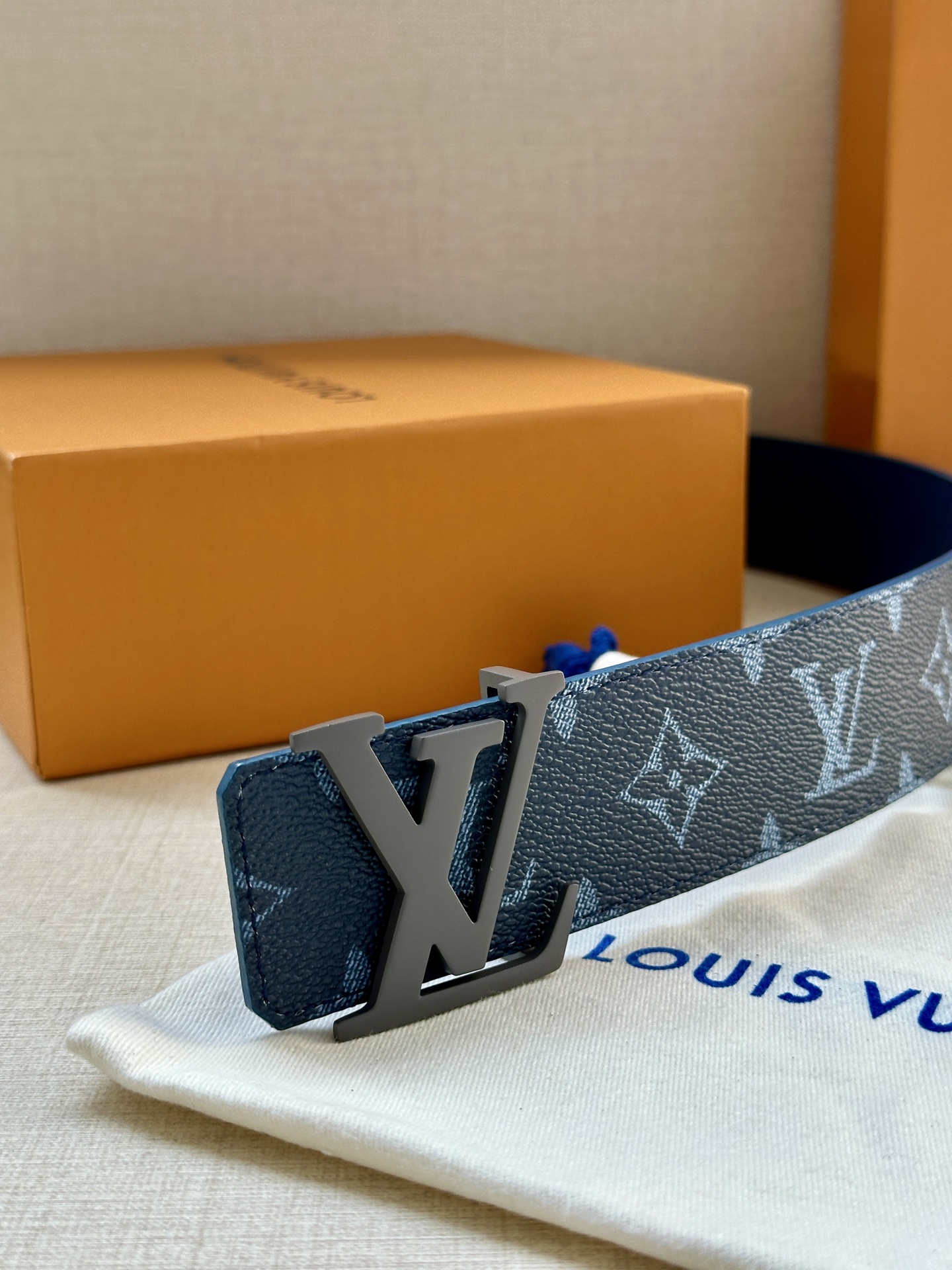 4.0宽 LOUIS VUITTON深蓝色皮带，经典Monogram浅灰印花，醒目的烤漆金属LV扣头。优