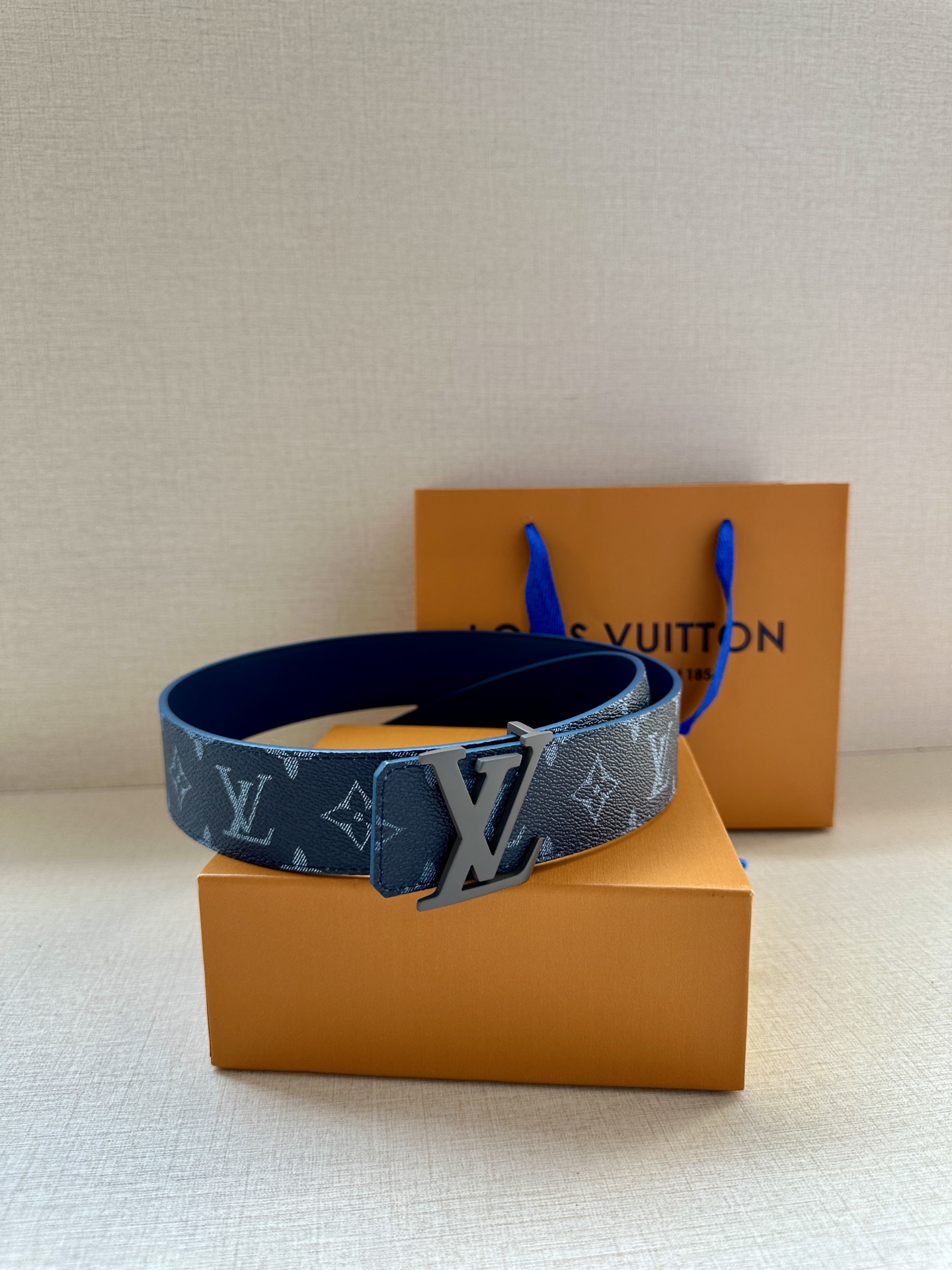 4.0宽 LOUIS VUITTON深蓝色皮带，经典Monogram浅灰印花，醒目的烤漆金属LV扣头。优