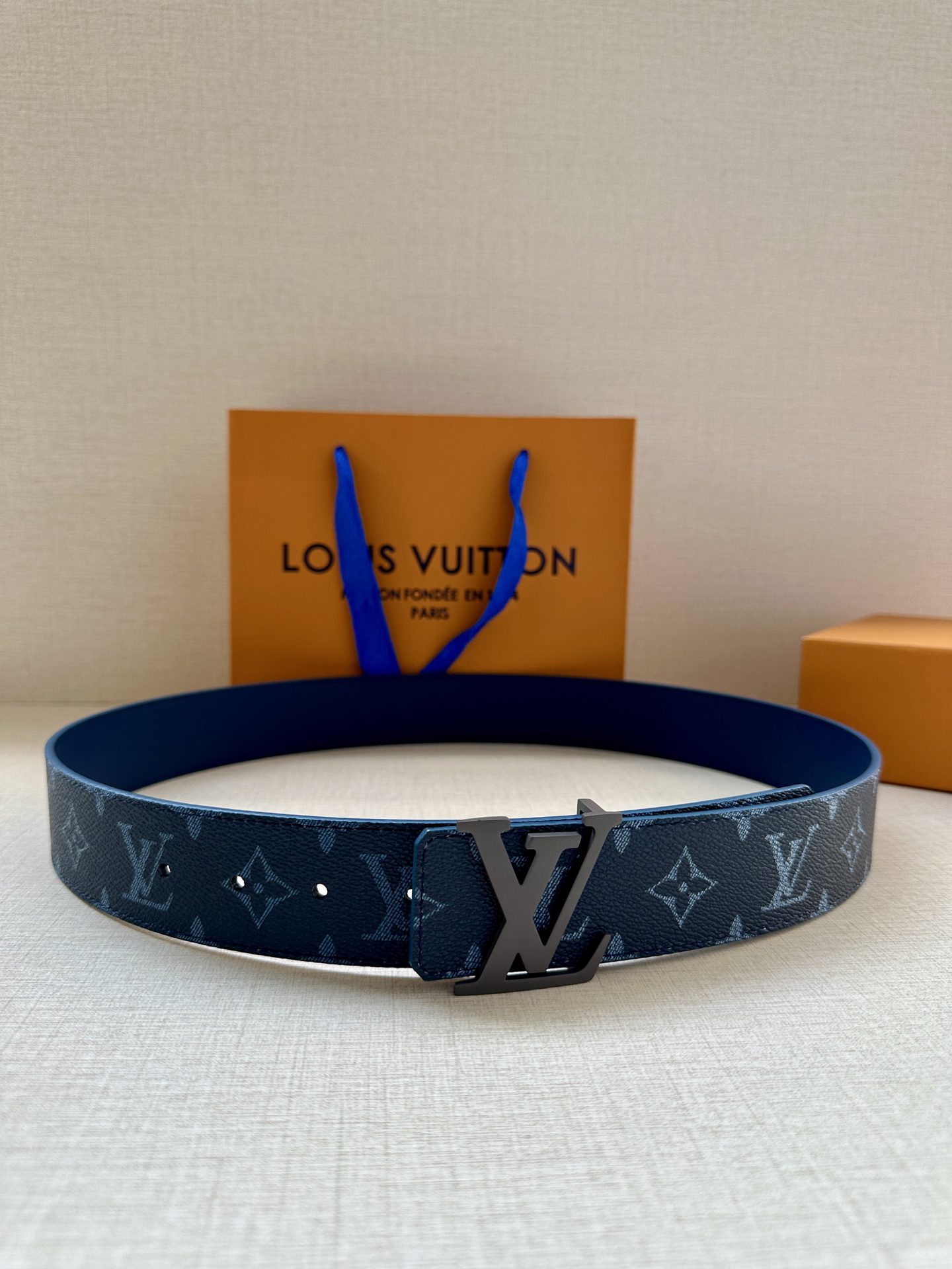 4.0宽 LOUIS VUITTON深蓝色皮带，经典Monogram浅灰印花，醒目的烤漆金属LV扣头。优