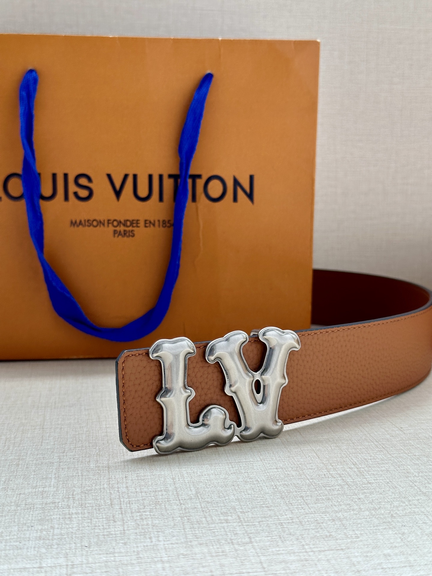 Louis Vuitton 4.0cm宽版皮带 荔枝纹双面可选。古金经典LV扣头 古白标志性设计，尽显大