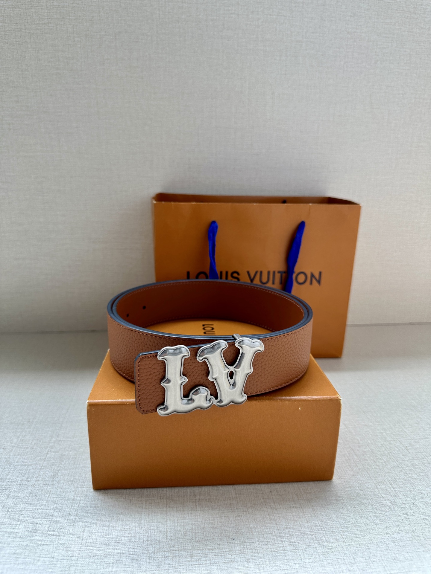 Louis Vuitton 4.0cm宽版皮带 荔枝纹双面可选。古金经典LV扣头 古白标志性设计，尽显大