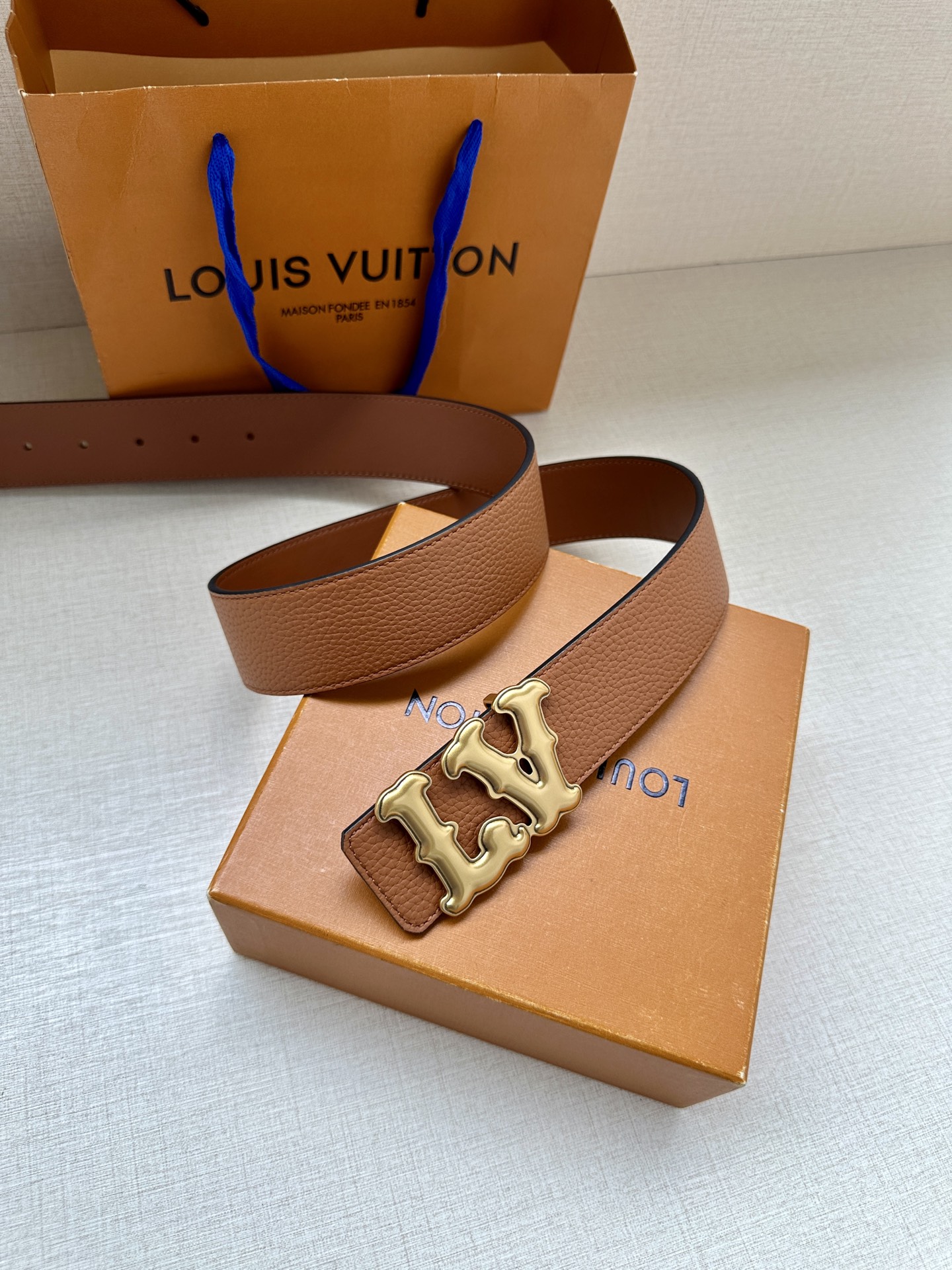 Louis Vuitton 4.0cm宽版皮带 荔枝纹双面可选。古金经典LV扣头 古白标志性设计，尽显大