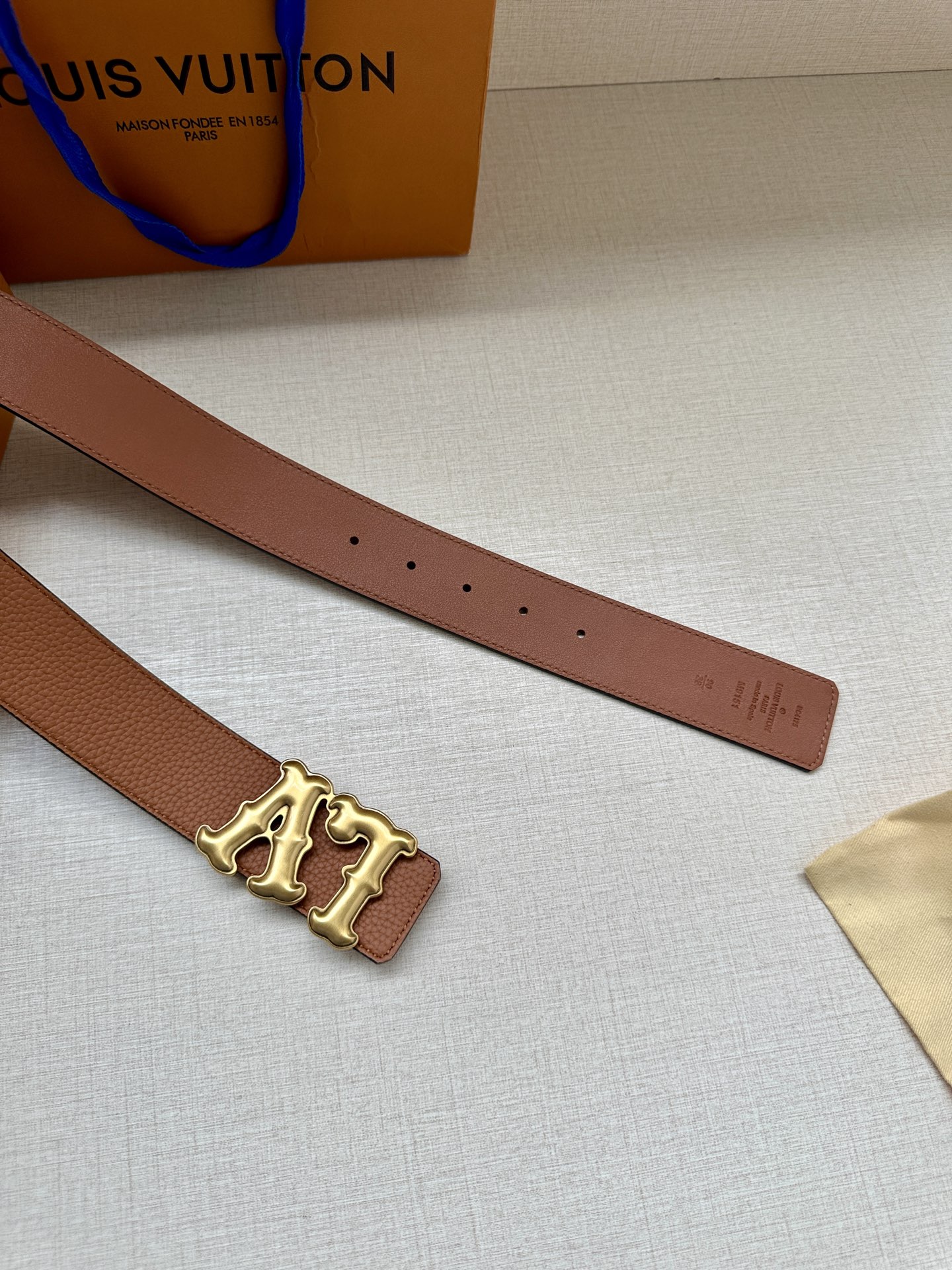 Louis Vuitton 4.0cm宽版皮带 荔枝纹双面可选。古金经典LV扣头 古白标志性设计，尽显大