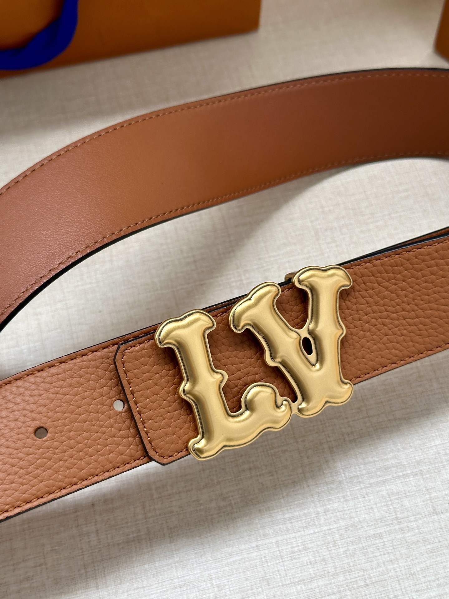 Louis Vuitton 4.0cm宽版皮带 荔枝纹双面可选。古金经典LV扣头 古白标志性设计，尽显大