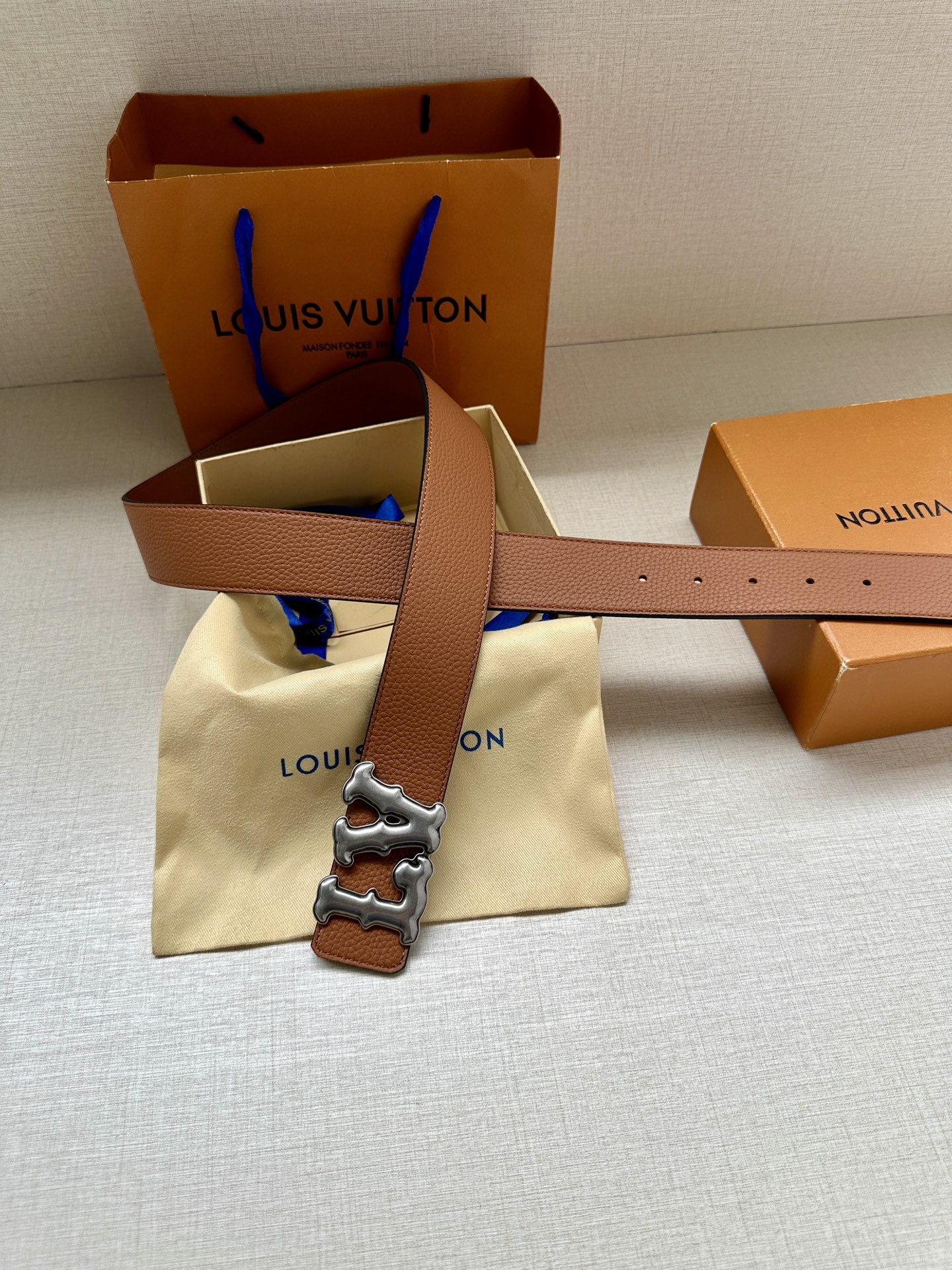 Louis Vuitton 4.0cm宽版皮带 荔枝纹双面可选。古金经典LV扣头 古白标志性设计，尽显大