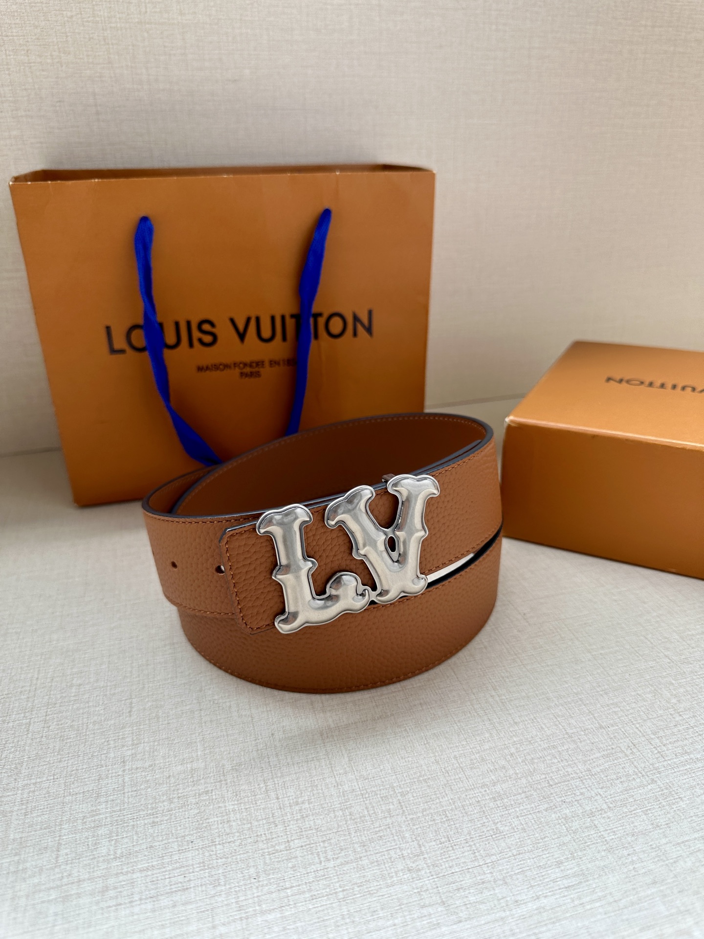 Louis Vuitton 4.0cm宽版皮带 荔枝纹双面可选。古金经典LV扣头 古白标志性设计，尽显大
