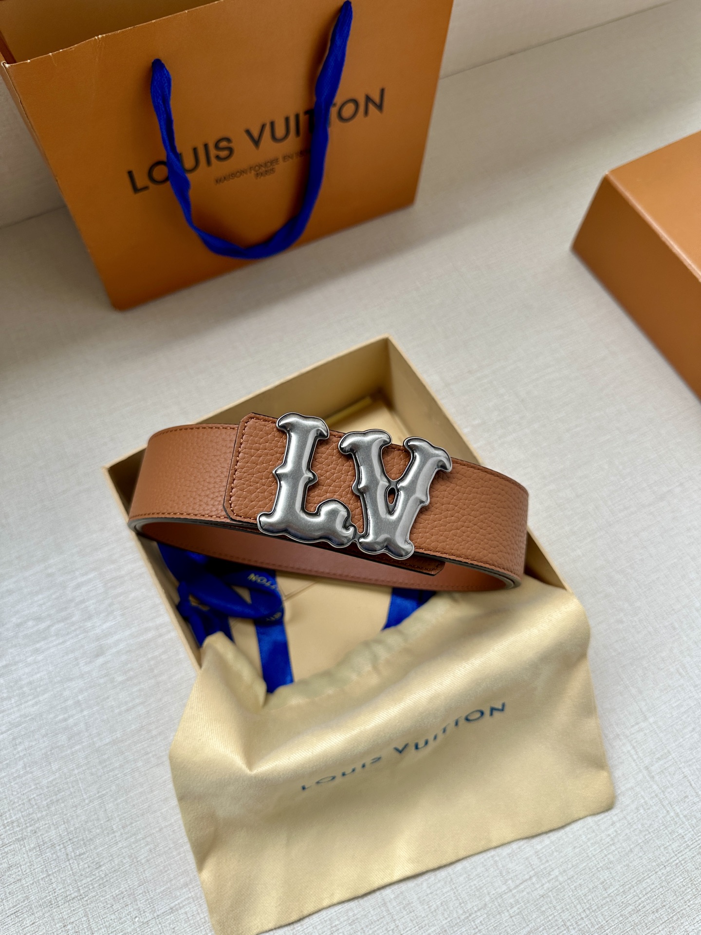 Louis Vuitton 4.0cm宽版皮带 荔枝纹双面可选。古金经典LV扣头 古白标志性设计，尽显大