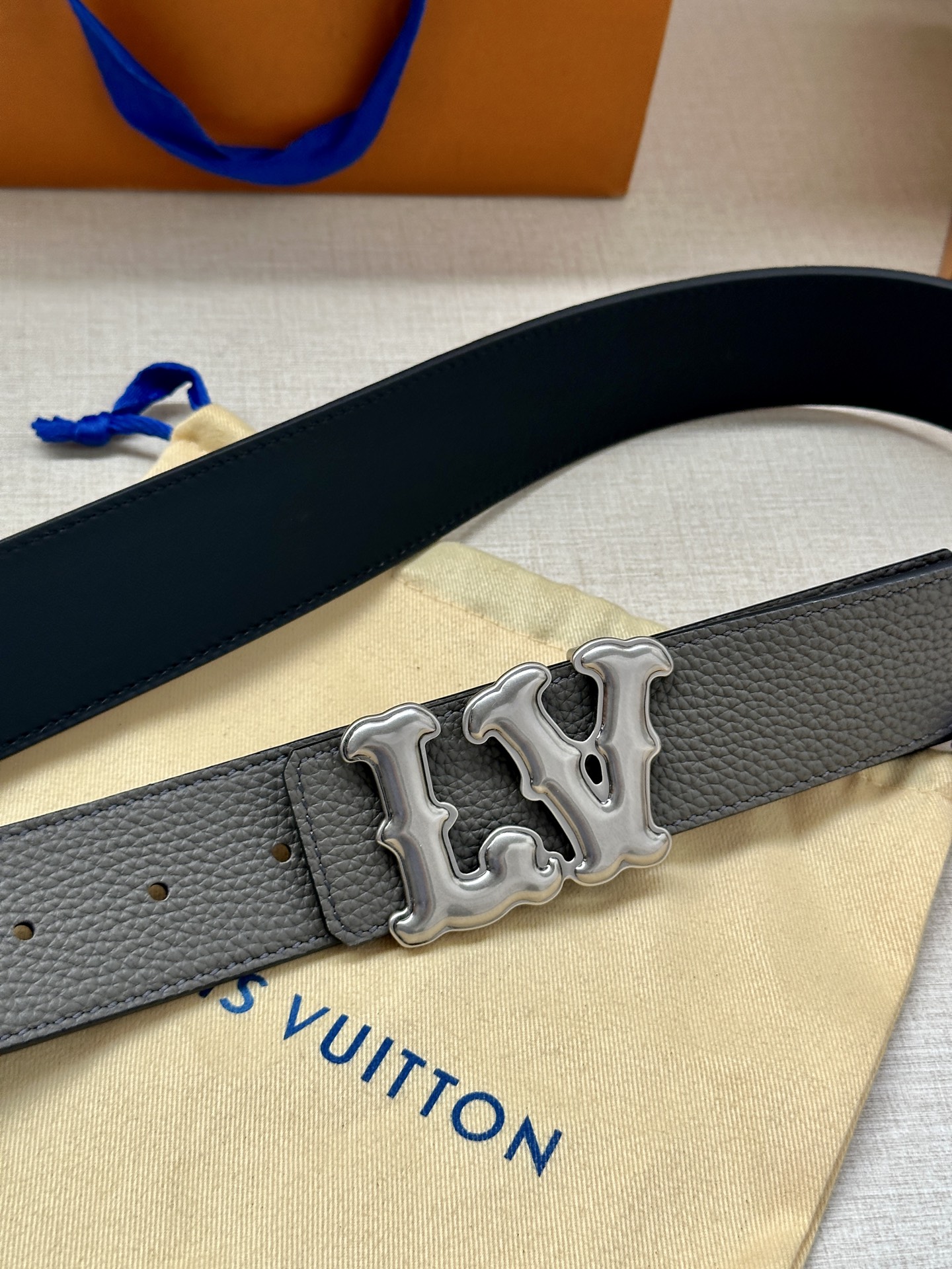 Louis Vuitton 4.0cm宽版皮带 荔枝纹双面可选。古金经典LV扣头 古白标志性设计，尽显大