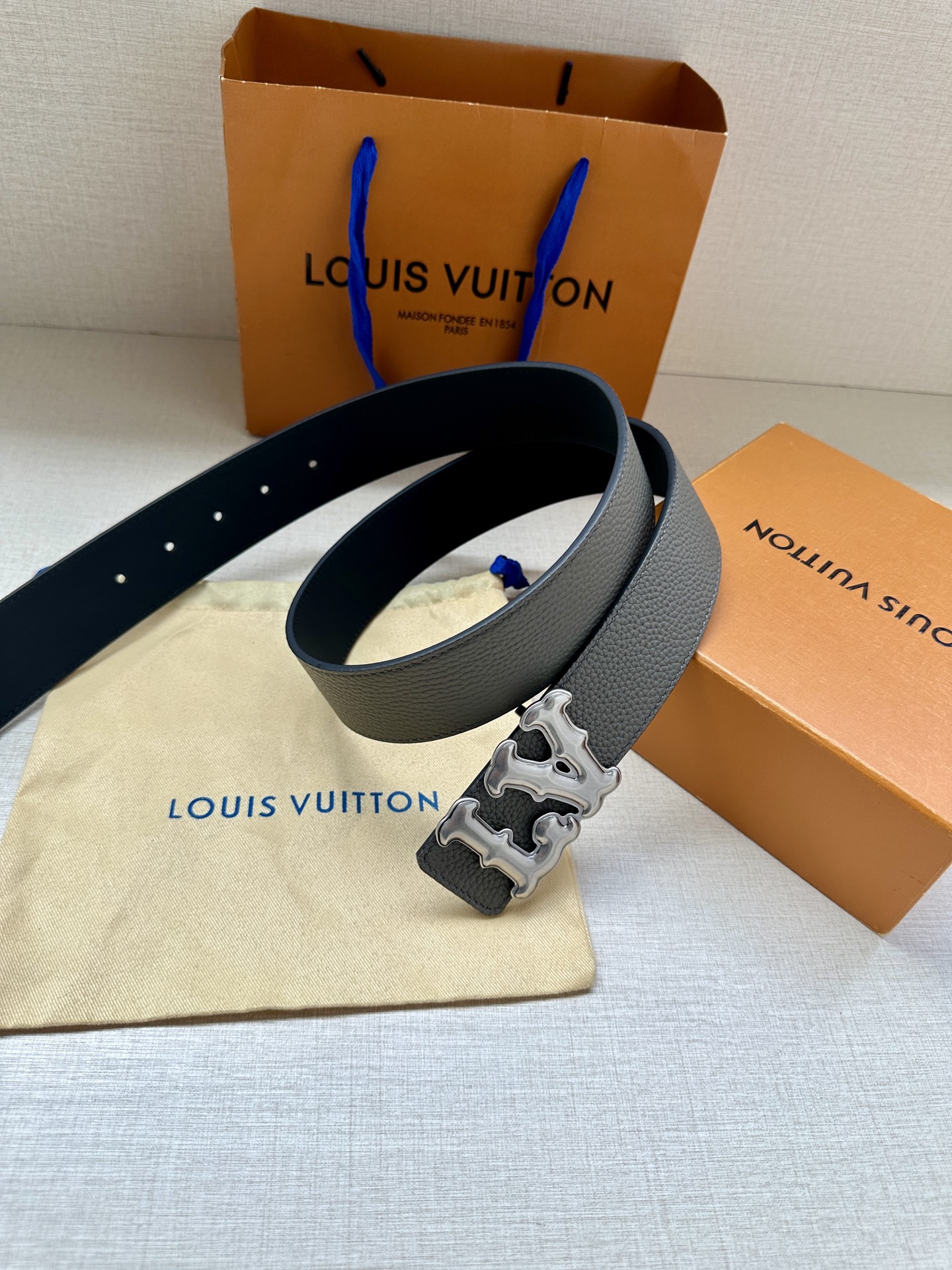 Louis Vuitton 4.0cm宽版皮带 荔枝纹双面可选。古金经典LV扣头 古白标志性设计，尽显大
