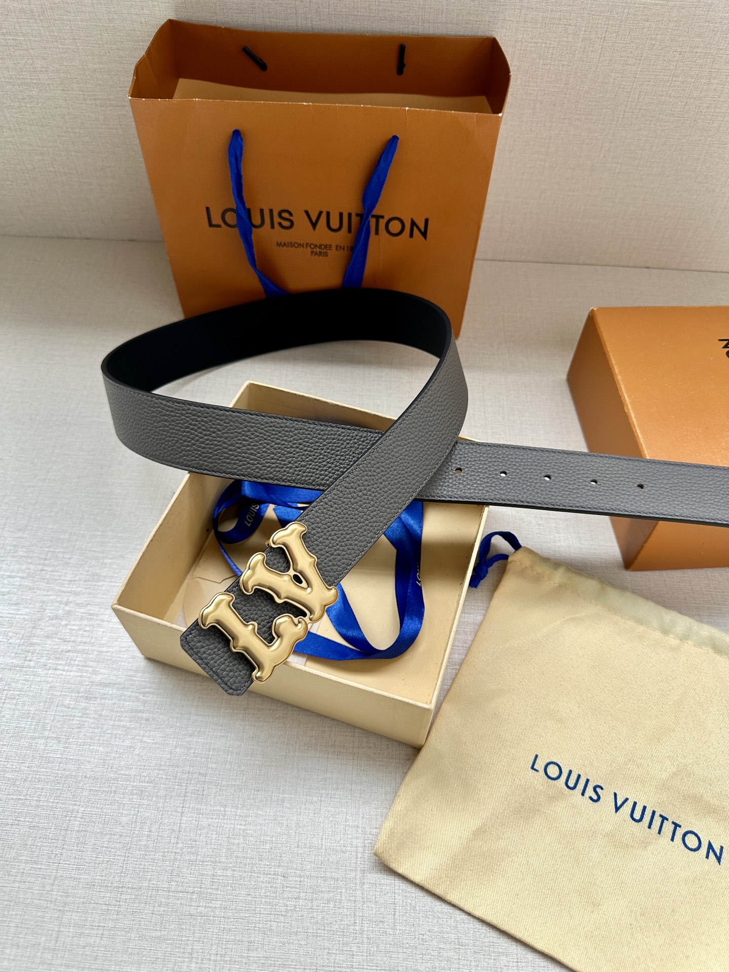 Louis Vuitton 4.0cm宽版皮带 荔枝纹双面可选。古金经典LV扣头 古白标志性设计，尽显大