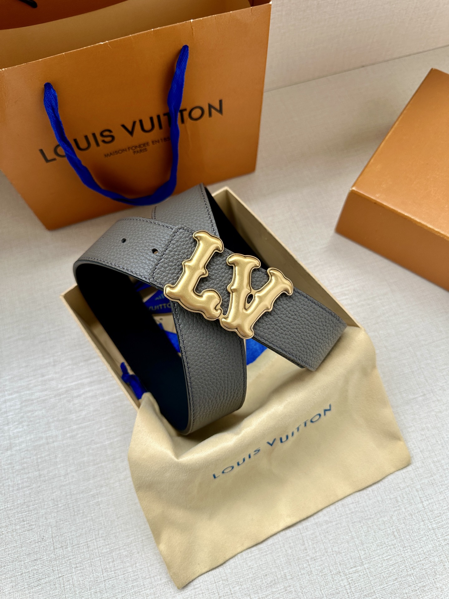 Louis Vuitton 4.0cm宽版皮带 荔枝纹双面可选。古金经典LV扣头 古白标志性设计，尽显大
