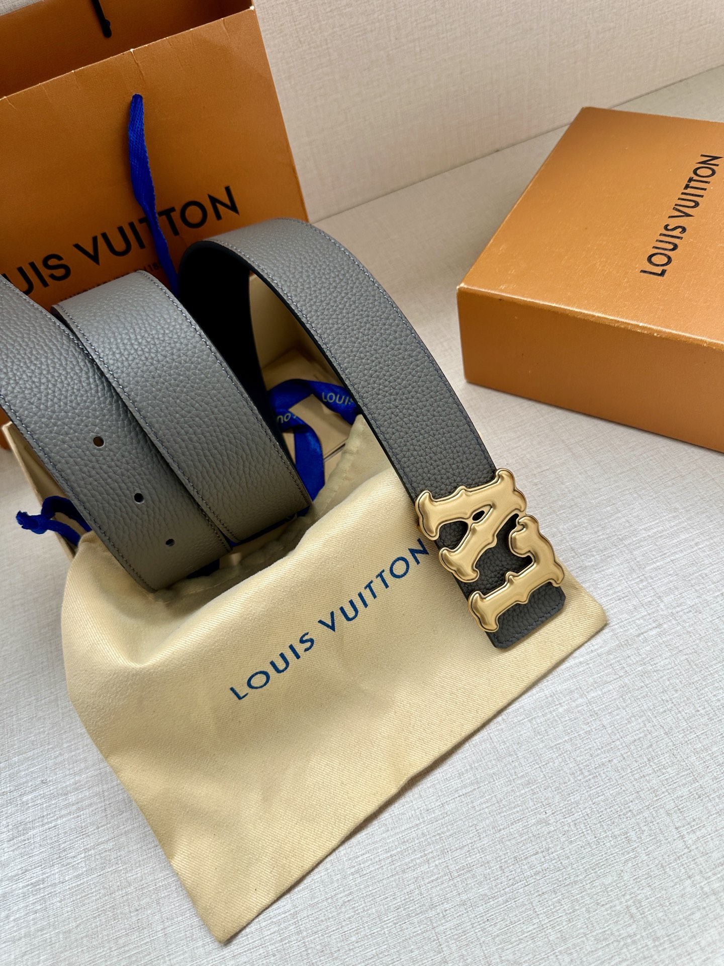 Louis Vuitton 4.0cm宽版皮带 荔枝纹双面可选。古金经典LV扣头 古白标志性设计，尽显大