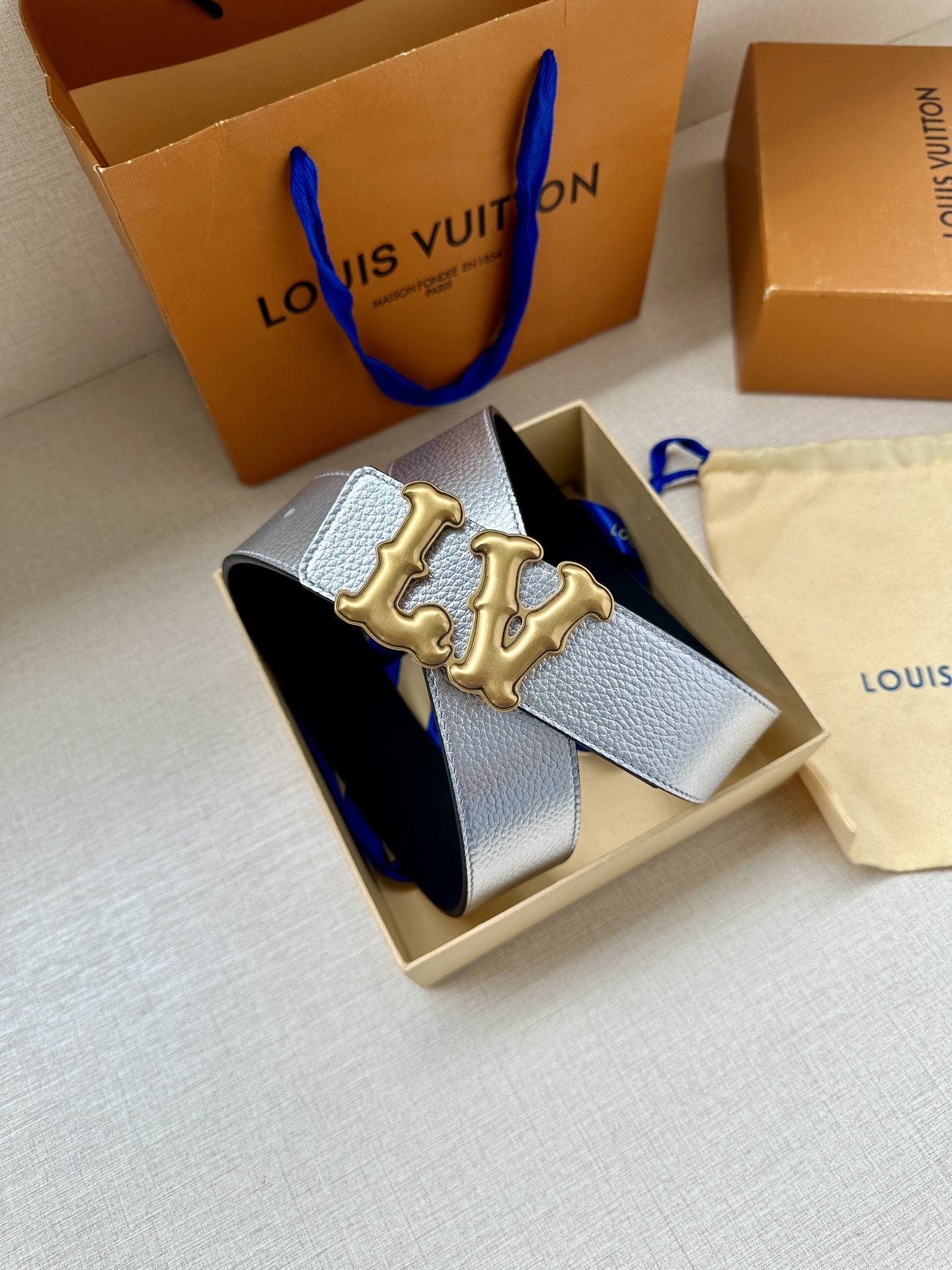 Louis Vuitton 4.0cm宽版皮带 荔枝纹双面可选。古金经典LV扣头 古白标志性设计，尽显大