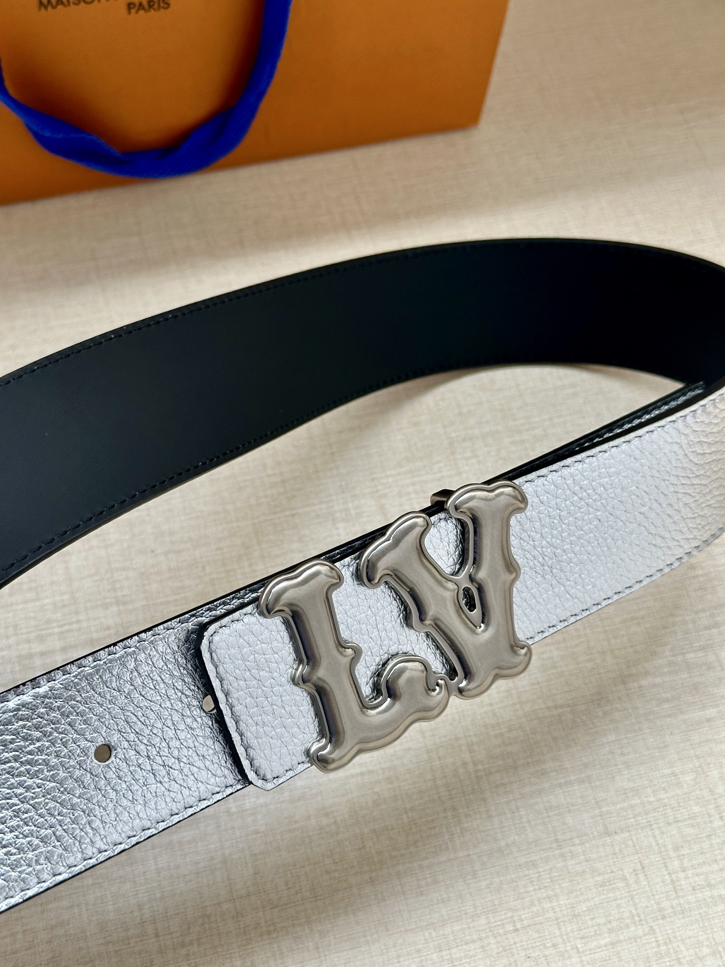 Louis Vuitton 4.0cm宽版皮带 荔枝纹双面可选。古金经典LV扣头 古白标志性设计，尽显大